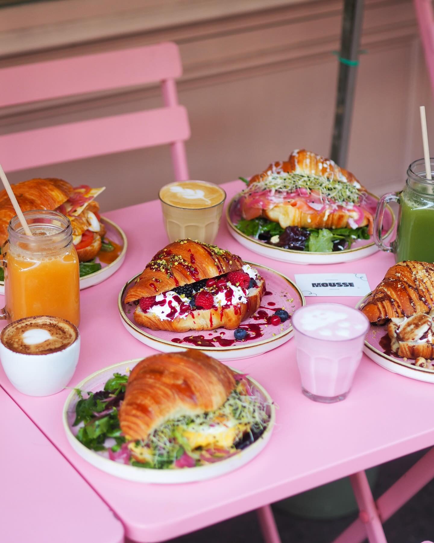 Chez Mousse, tout est permis : petit-d&eacute;j&rsquo; ultra g&eacute;n&eacute;reux, lunch savoureux et brunch all day !
Viens go&ucirc;ter par toi-m&ecirc;me ! ☕🥐🍳
📍 Mousse &ndash; 37, rue des Archives, Paris 4

#paris #food #breakfast #lunch
