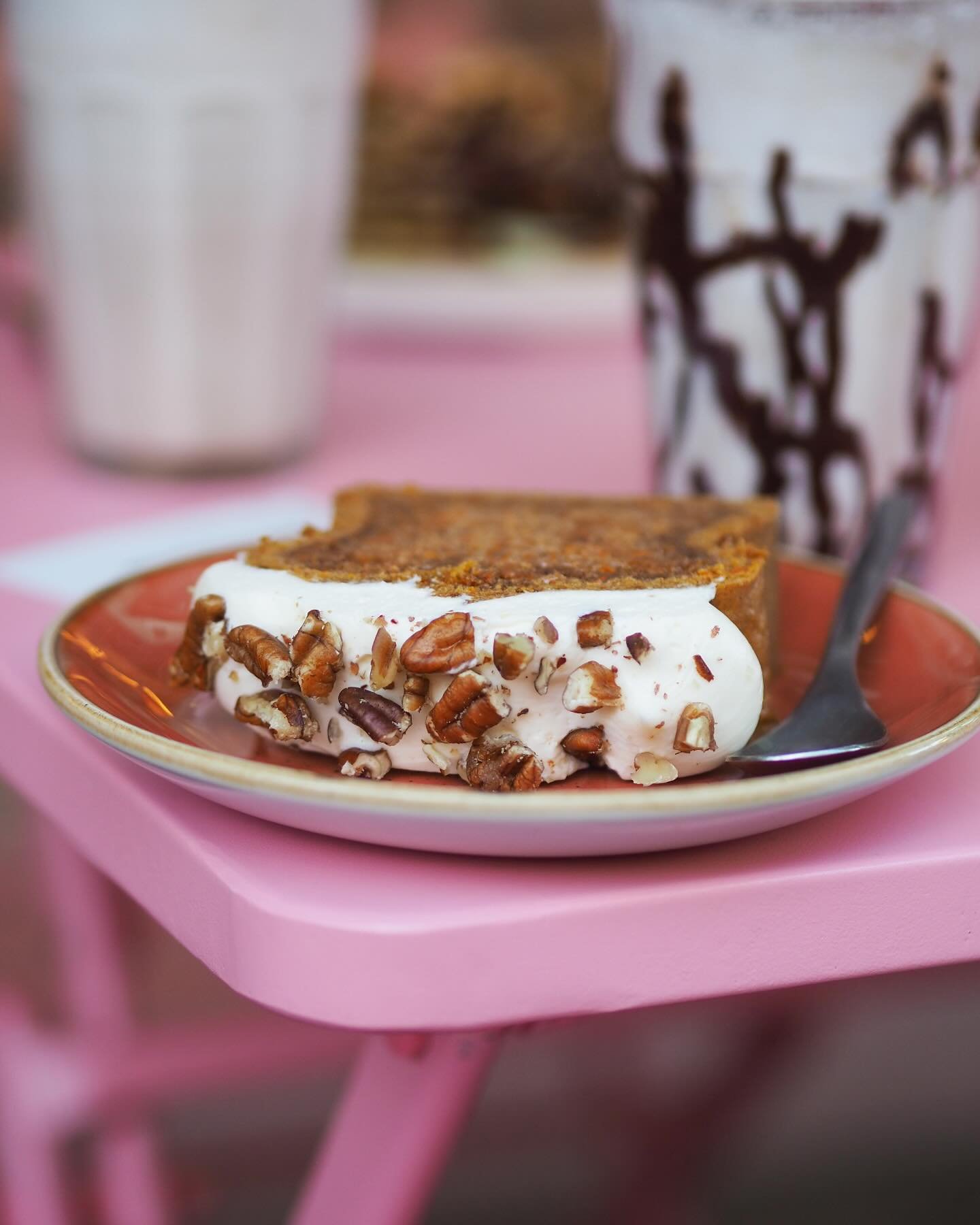 Un carrot cake ultra moelleux, d&eacute;licatement &eacute;pic&eacute; et recouvert d&rsquo;un gla&ccedil;age fondant&hellip; Une vraie douceur &agrave; savourer avec un bon caf&eacute; ☕🥕✨

A perfectly moist carrot cake, delicately spiced and toppe