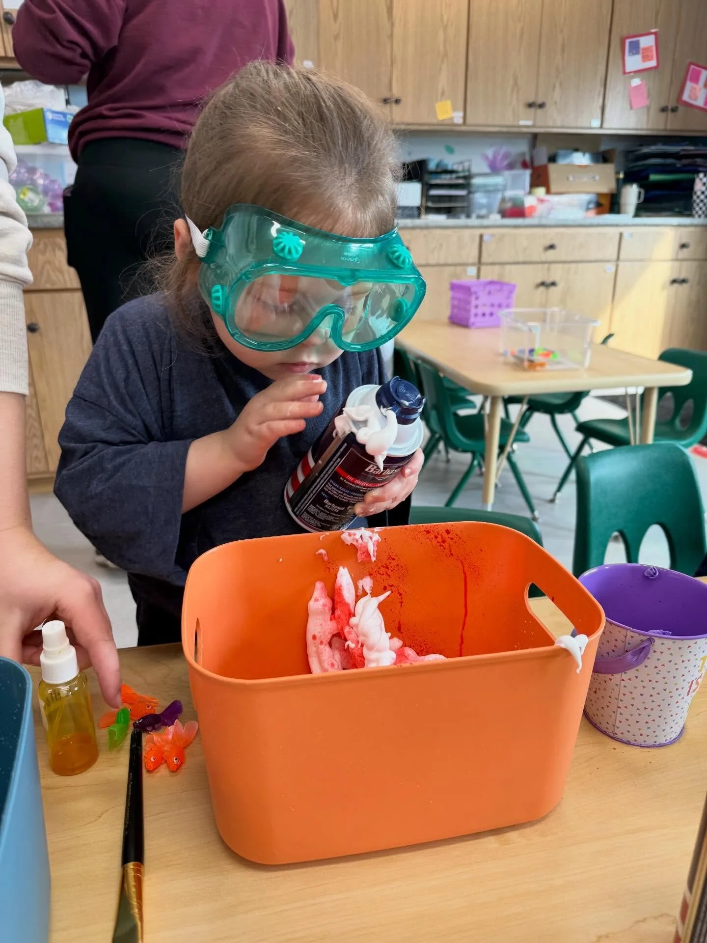 🧪 DIY Science Experiments in preschool today! 🥼🥽 Our students are having a blast mixing colors and &ldquo;states of matter&rdquo;, using different science tools for eye protection and discovery, and getting a major fine motor workout with a variet