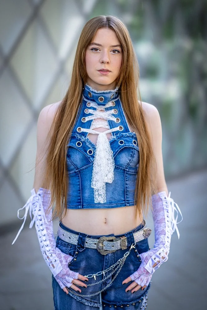 Porträt eines weiblichen Bandmitglieds von III RIØT im Jeans-Outfit vor dem Futurium in Berlin.