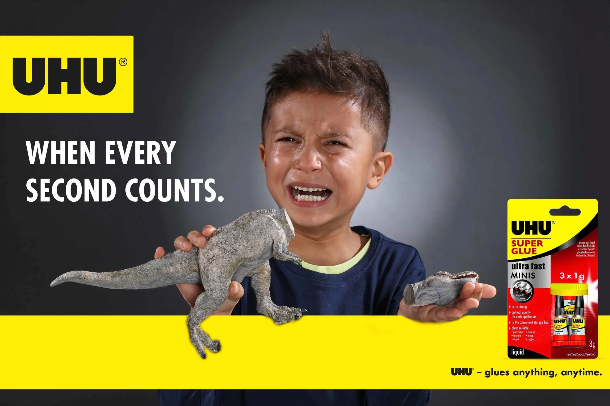 Werbekampagne für UHU Sekundenkleber mit Kind und zerbrochenem Dinosaurier-Spielzeug