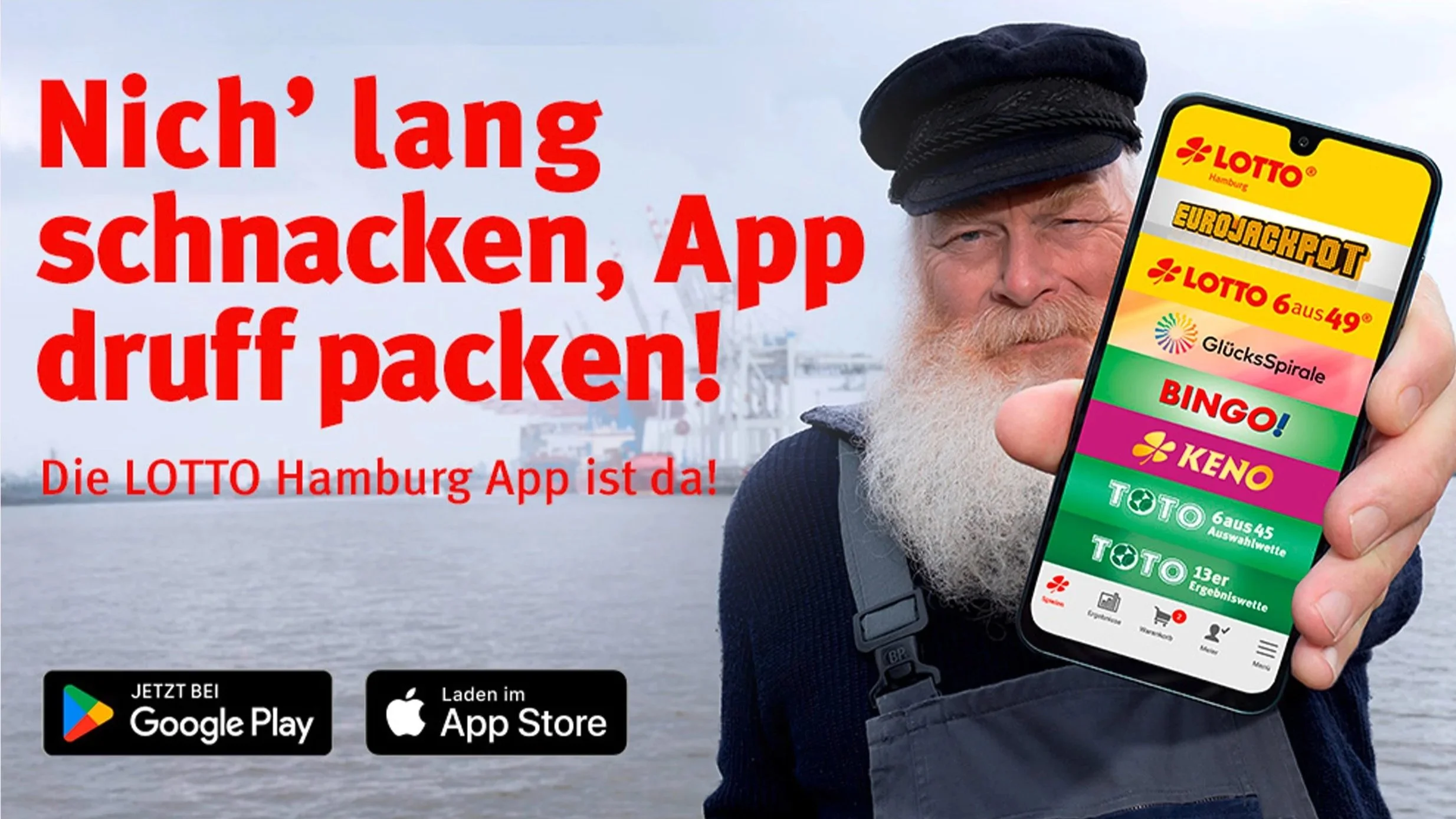 Kampagnenfoto der LOTTO Hamburg App: Seemann mit Smartphone vor Hafenmotiv wirbt für mobiles Lotto spielen.