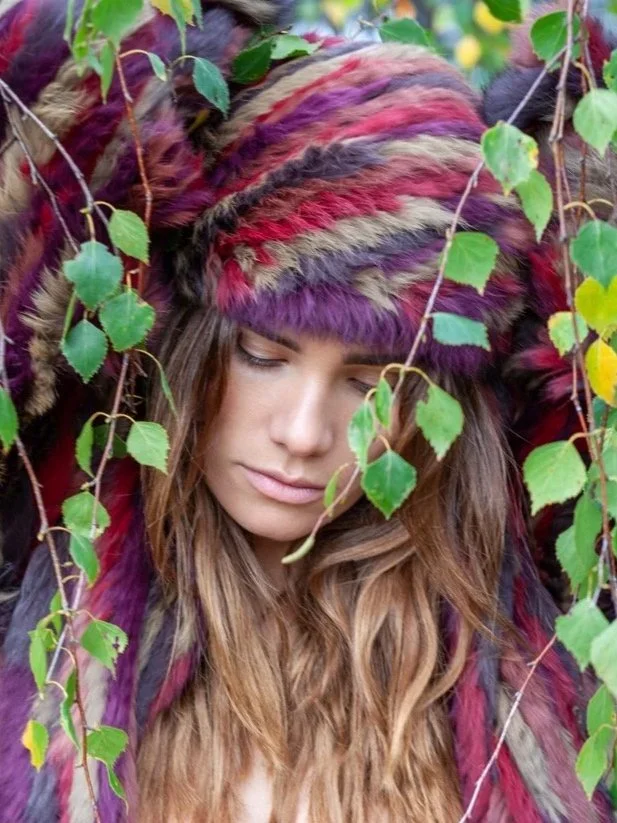 Mystische Wintermode für Damen: Extravagante Pelzmäntel treffen auf Boho-Chic, luxuriöse Materialien und natürliche Eleganz. Naturverbundene Fashion mit märchenhafter Ausstrahlung verbindet Wildheit, Wärme und stilvolle Individualität.