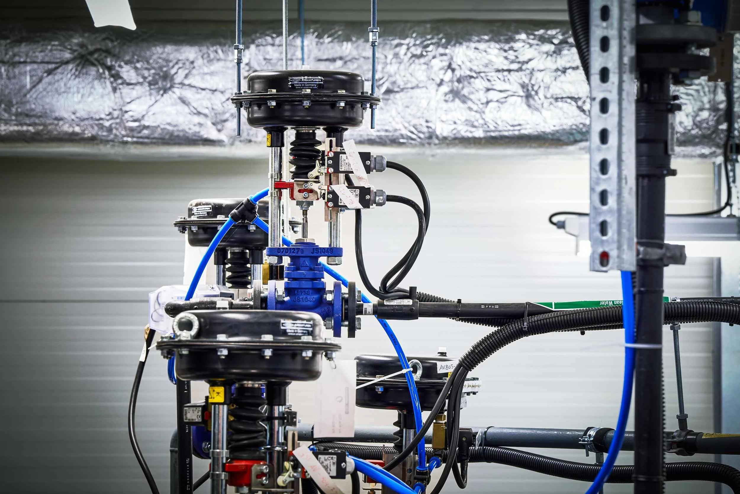 Detailaufnahme eines industriellen Regelventils im Reaktorbereich – Technik im Fokus, präzise gesteuert für höchste Effizienz in der Prozessführung.