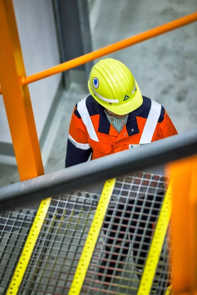 Ein Mitarbeitender in PSA auf dem Weg durch die Produktionsanlage – Sicherheit, Bewegung und Struktur im industriellen Alltag.