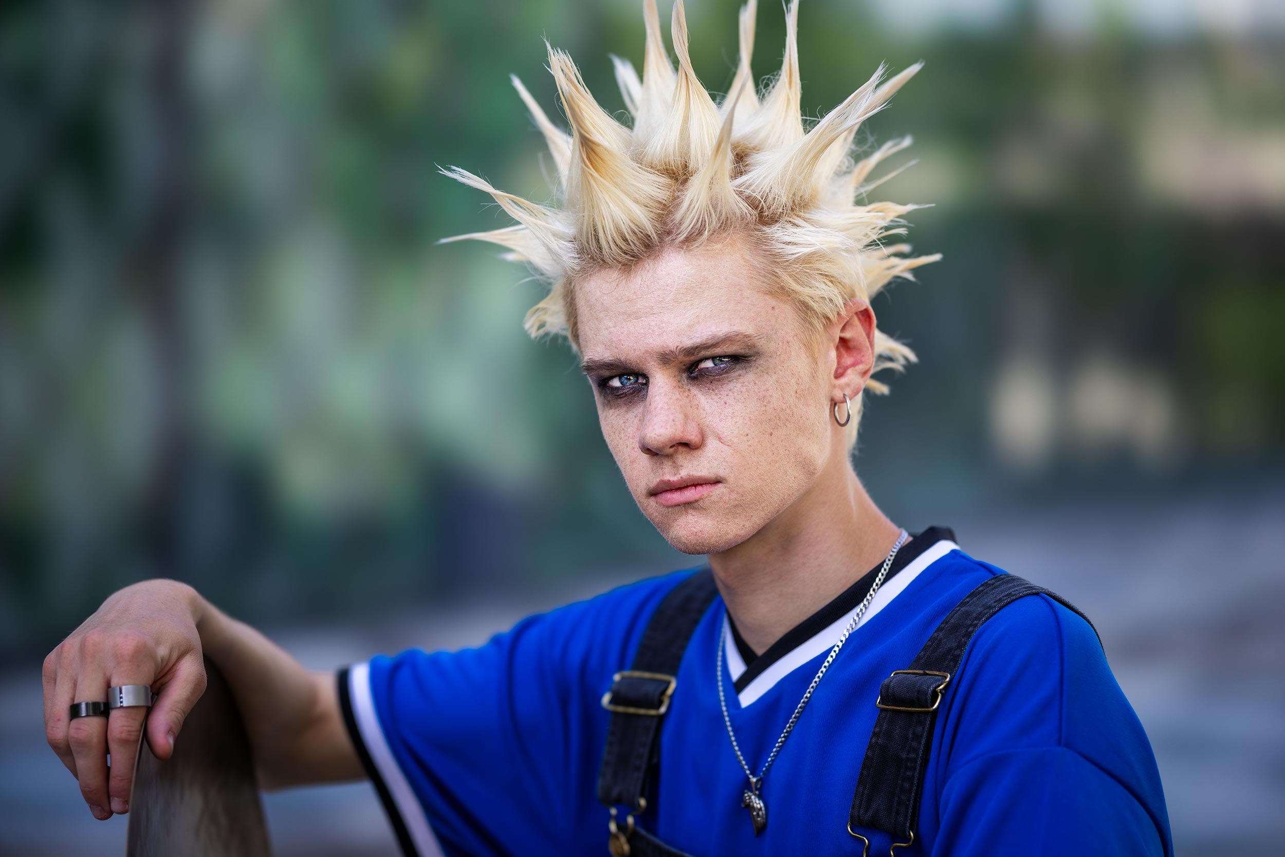 Porträt eines Mitglieds der Band III RIØT mit blond gestylten Haaren vor dem Futurium in Berlin.
