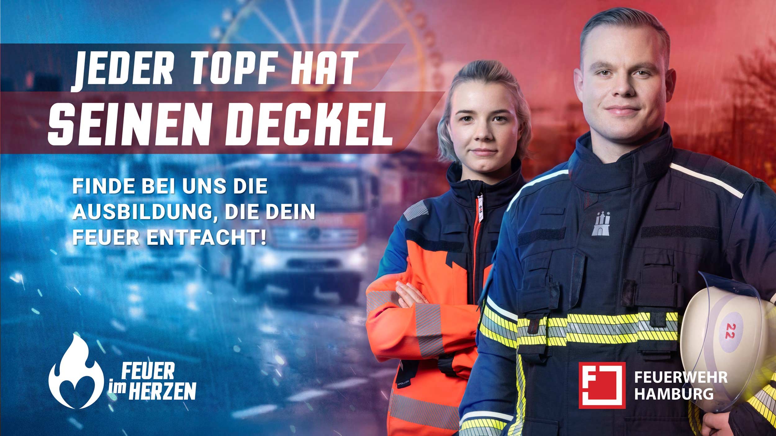 Zwei Auszubildende der Feuerwehr Hamburg in Dienstkleidung vor Feuerwehrfahrzeugen auf einem Übungsgelände.