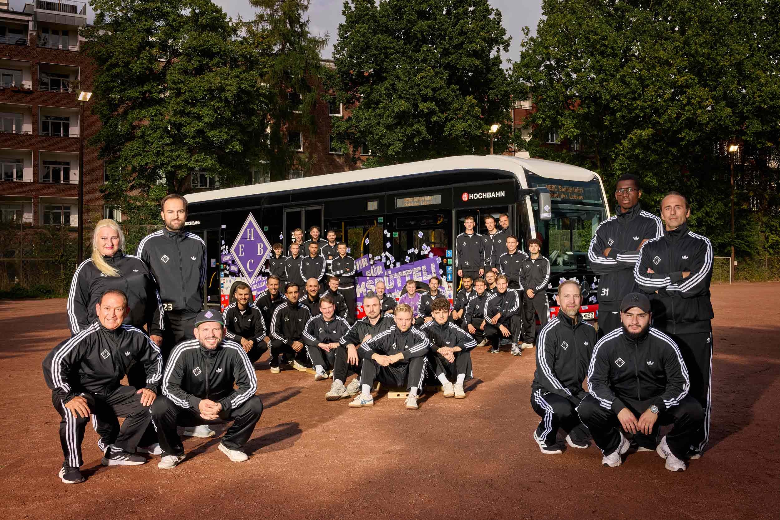Ein ganz besonderer Moment für den HEBC: Mannschaft, Trainerteam und Staff präsentieren sich gemeinsam vor dem Mannschaftsbus.