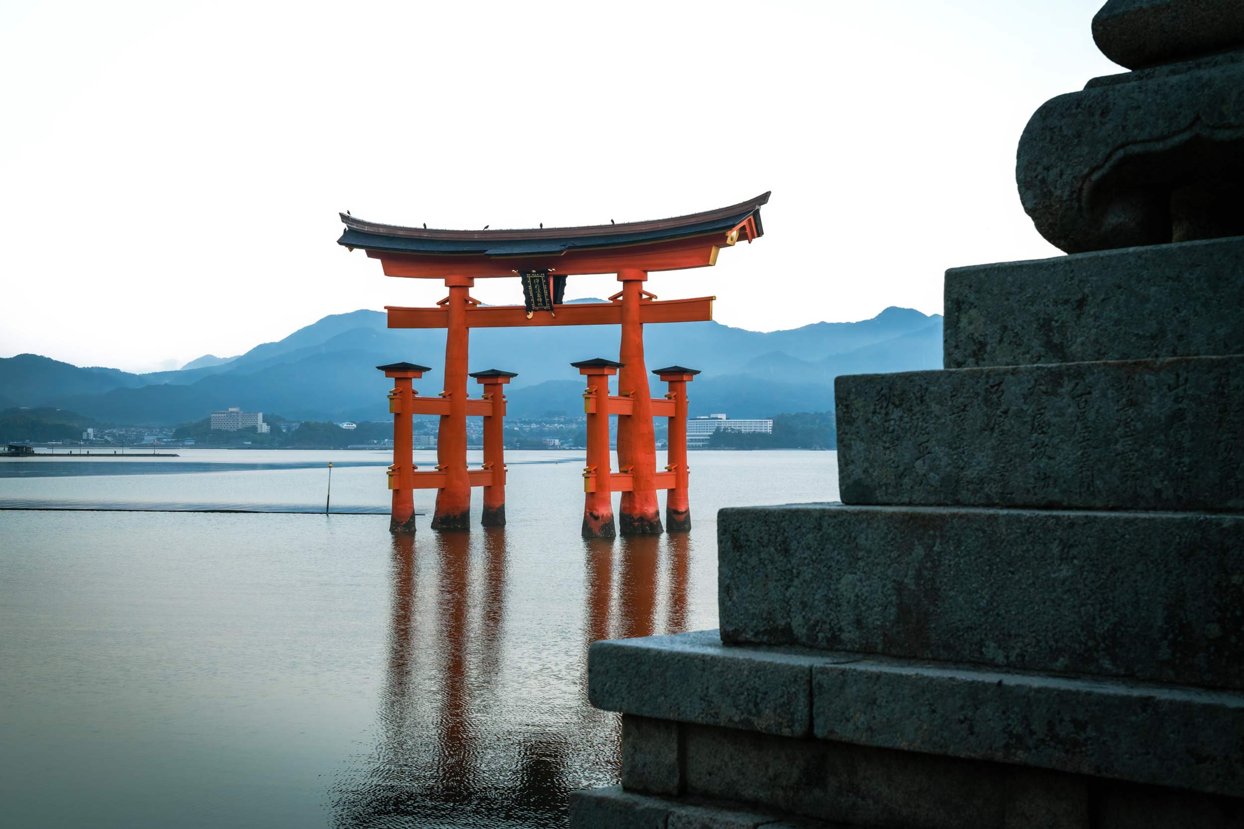 japan-miyajima-torii-wasser-abendlicht-wellen.jpg