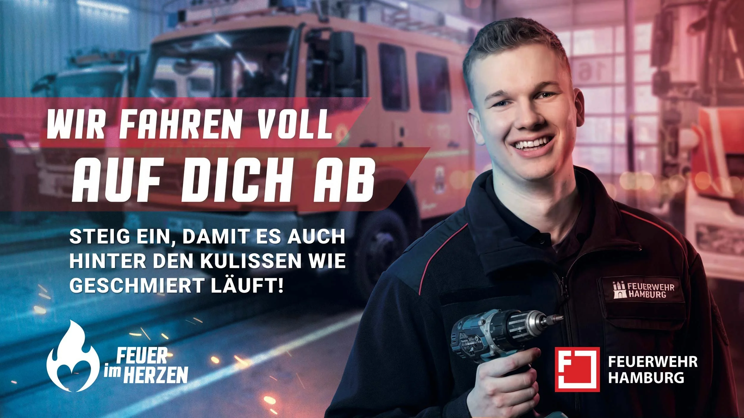 Mitarbeiter der Feuerwehr Hamburg mit Akkuschrauber in einer Fahrzeughalle vor Feuerwehrfahrzeugen.