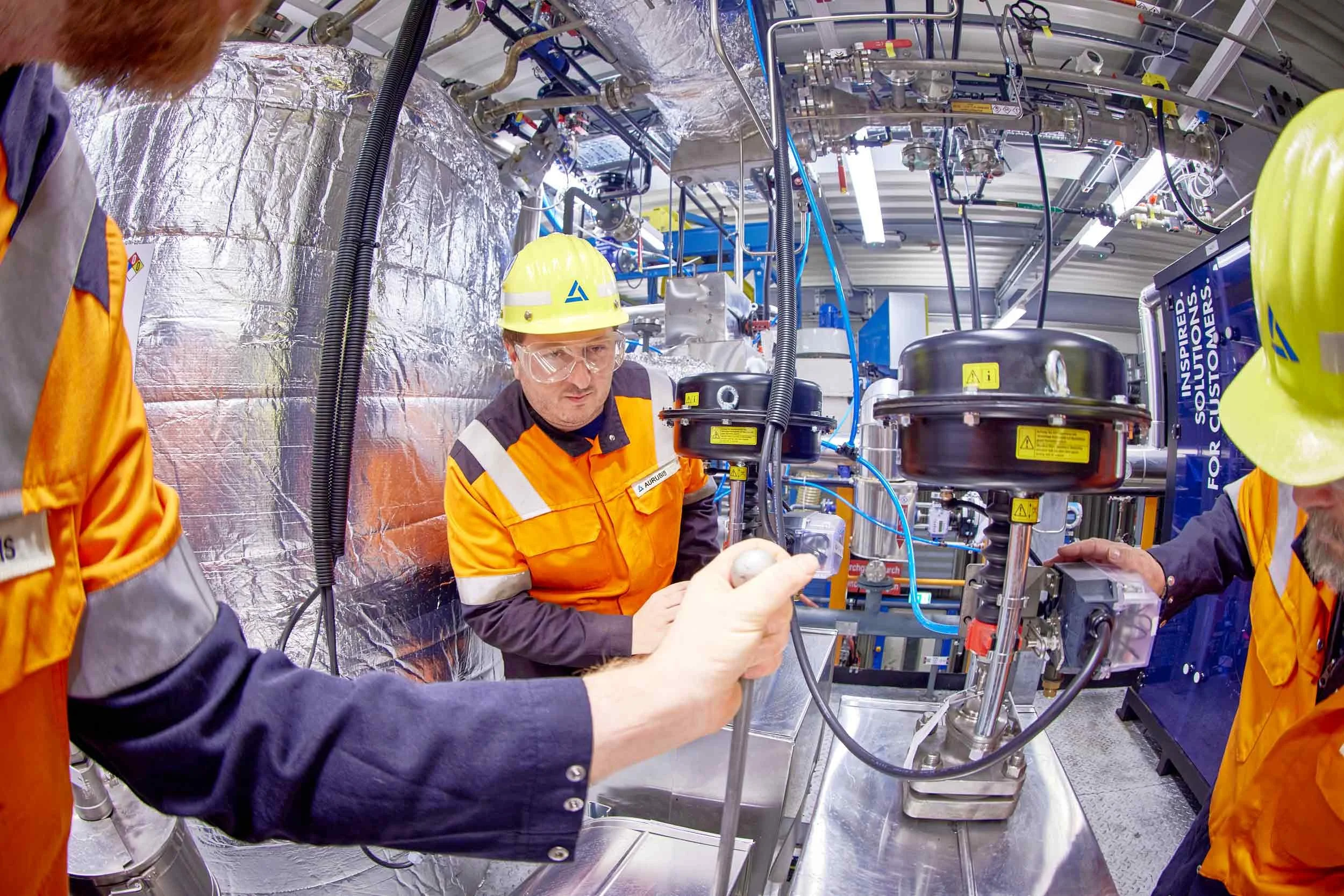 Teamarbeit am Reaktorventil: Technik, Erfahrung und Präzision im Zusammenspiel bei der Feinjustierung industrieller Prozesse.