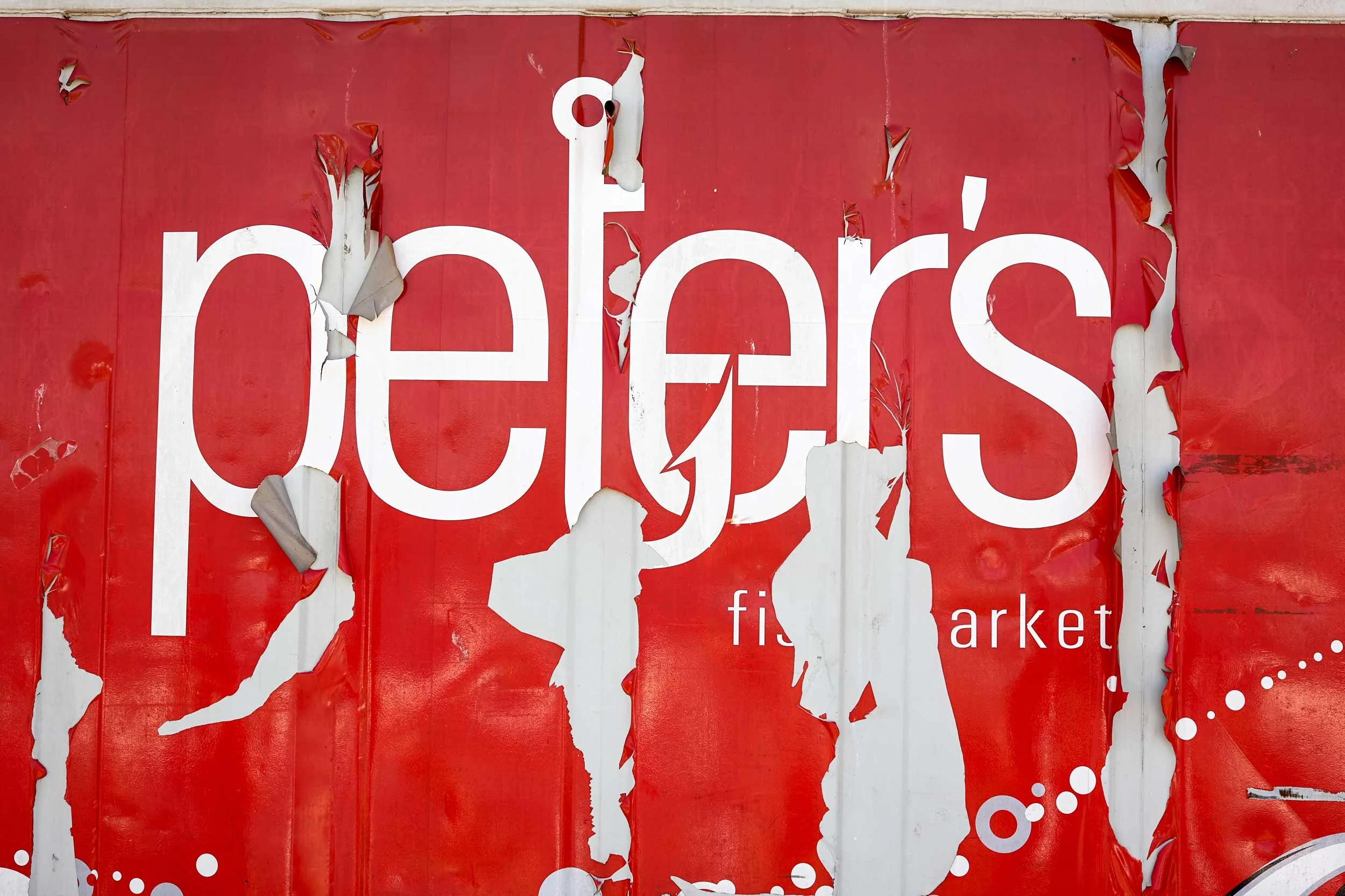 Abgewittertes rotes Werbeschild mit der Aufschrift „pepsi“ an einer Metallwand.Australien