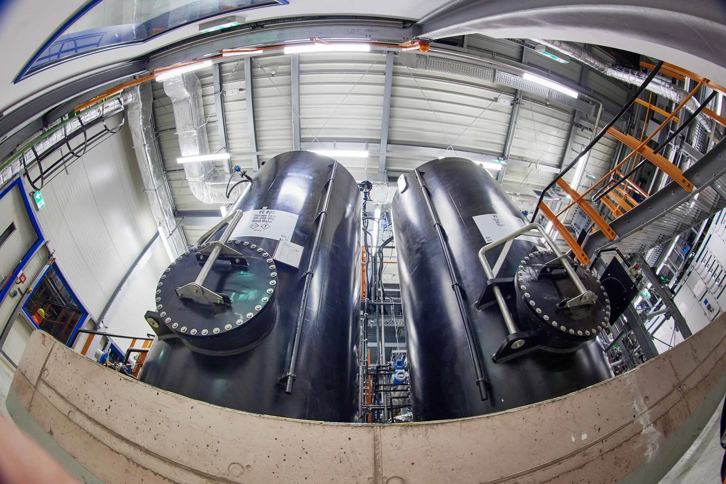 Zwei Großbehälter im Reaktorbereich, fotografiert mit Weitwinkel – industrielle Dimensionen und moderne Infrastruktur auf einen Blick.