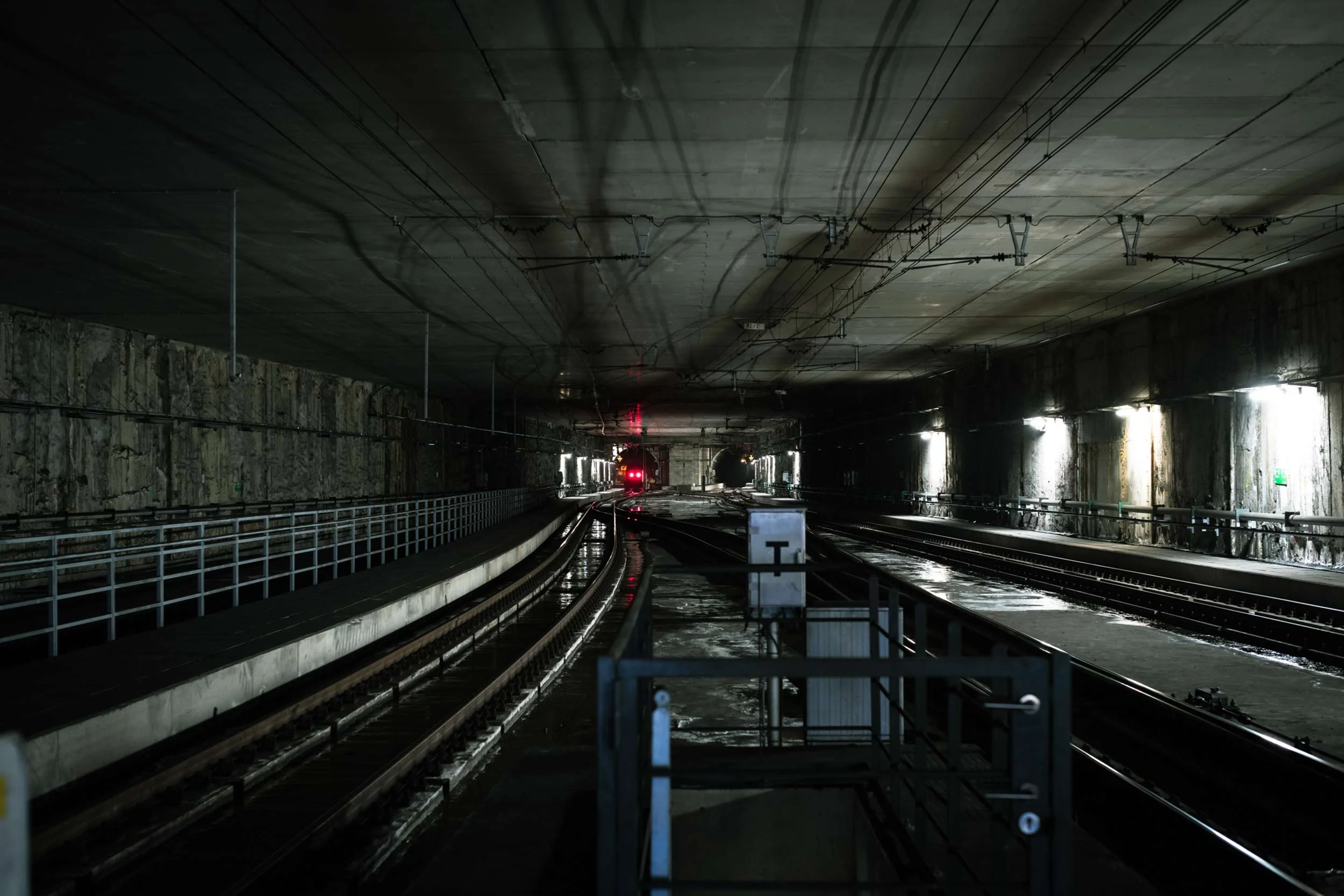 Bahngleise verlaufen durch einen beleuchteten tunnel in bruessel