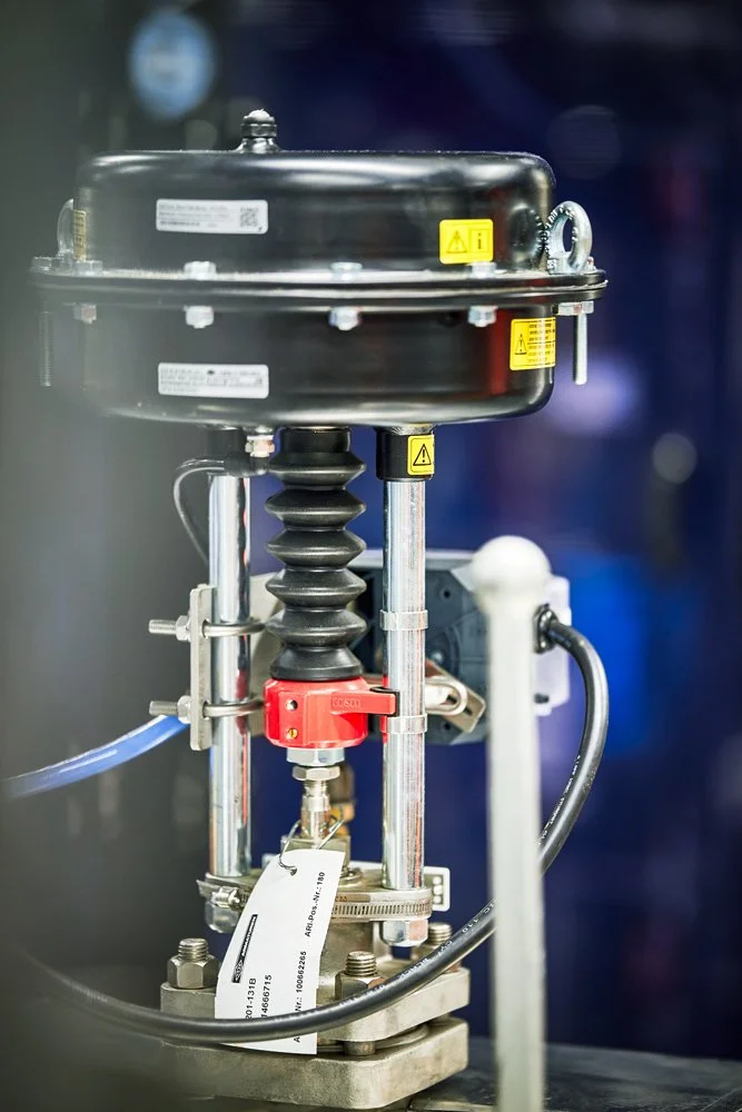 Technisches Ventil mit Kennzeichnung – hochpräzise Komponenten für automatisierte Prozesssteuerung im modernen Anlagenbetrieb.