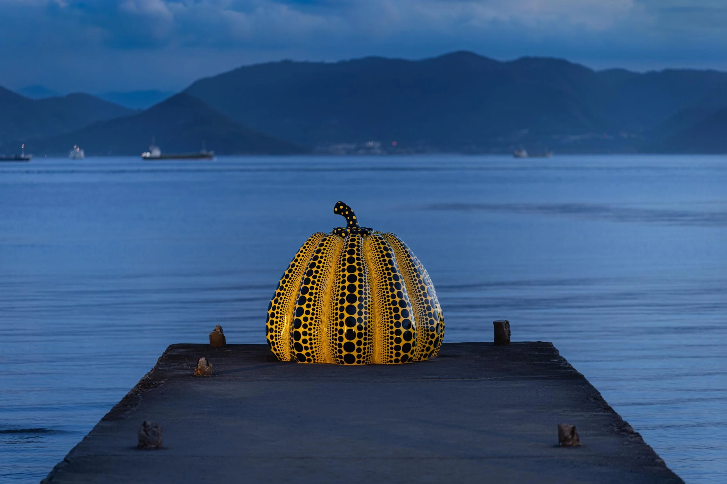 japan-naoshima-yayoi-kusama-gelber-kuerbis-skulptur-steg-meer.jpg