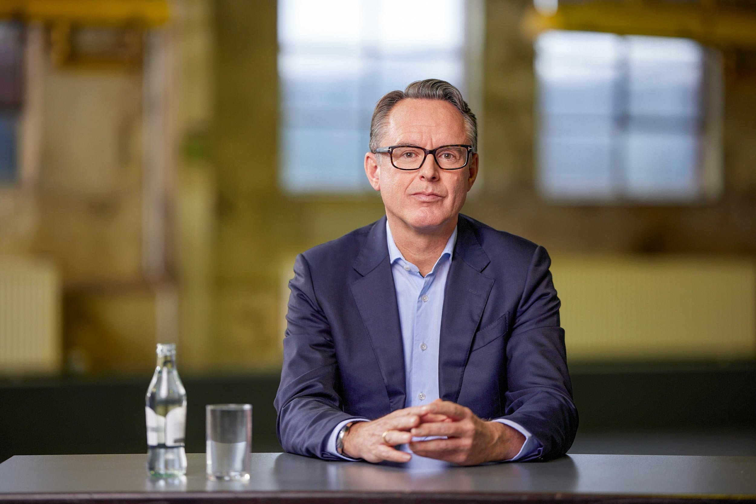 Klares, authentisches Managementporträt: Herr Hoffmann im Dialog mit der Kamera – Vertrauen und Kompetenz im Fokus.