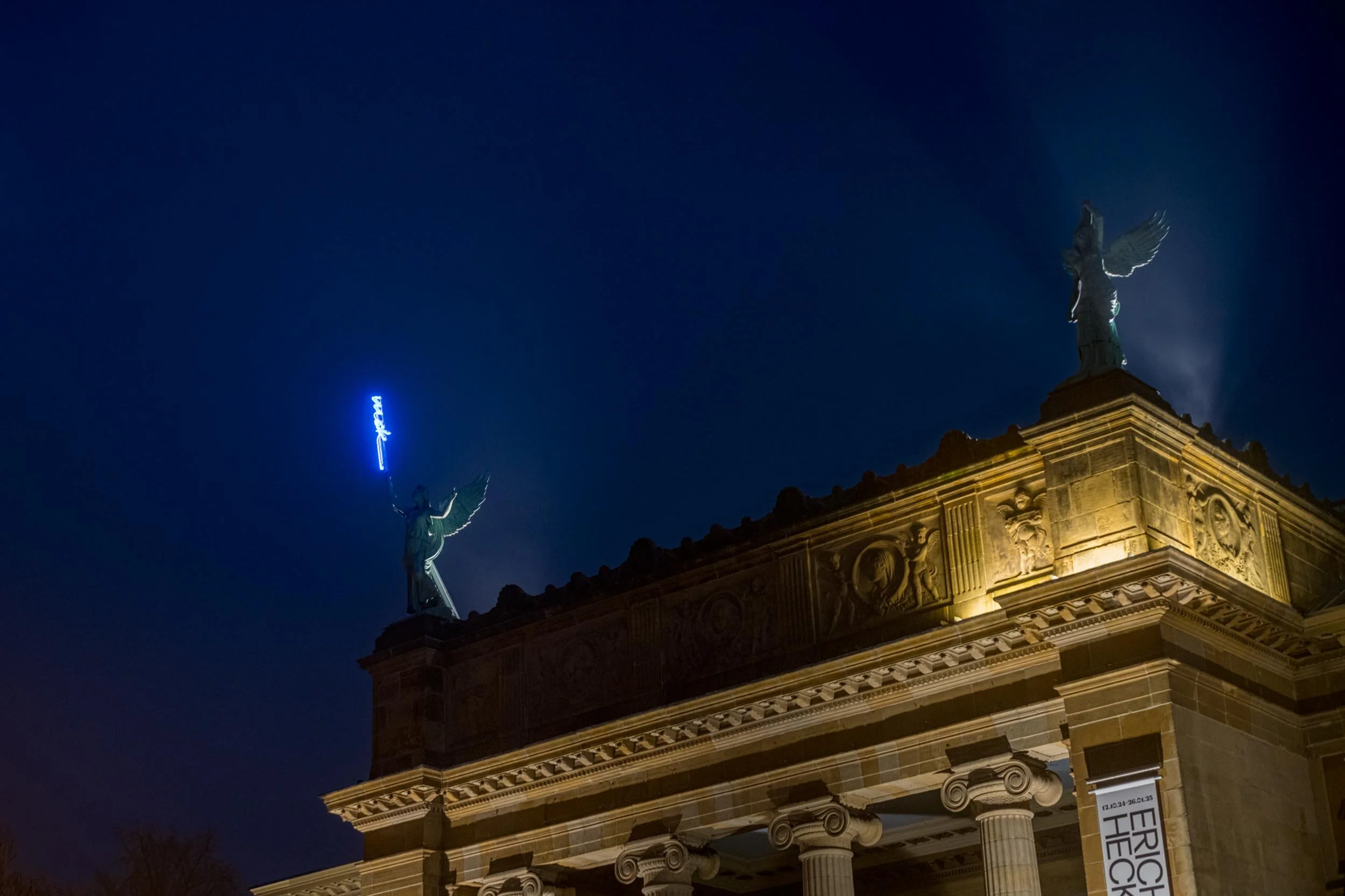 Oper gent mit beleuchteten engelsfiguren auf dem dach bei nacht