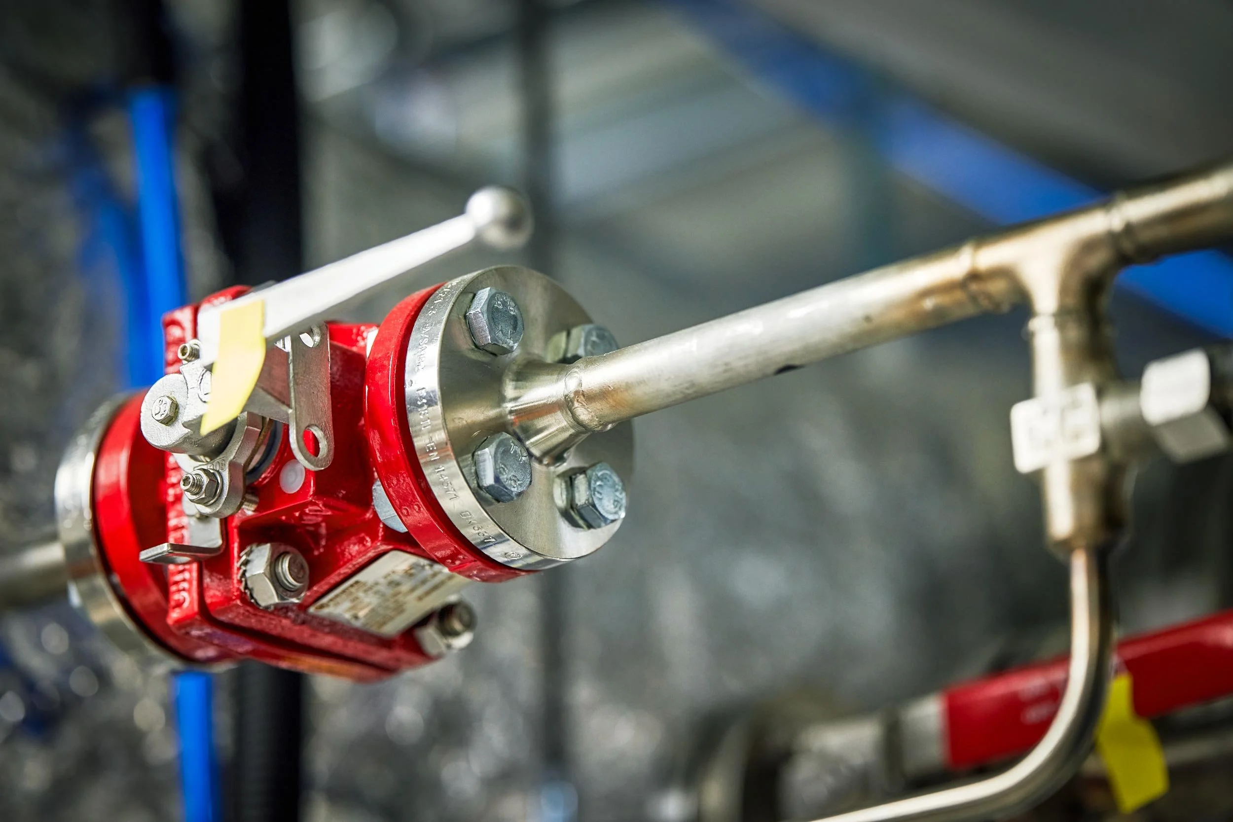 Nahaufnahme eines roten Absperrventils – markantes Detail industrieller Funktionalität, klarer Fokus auf Sicherheit und Bedienbarkeit.