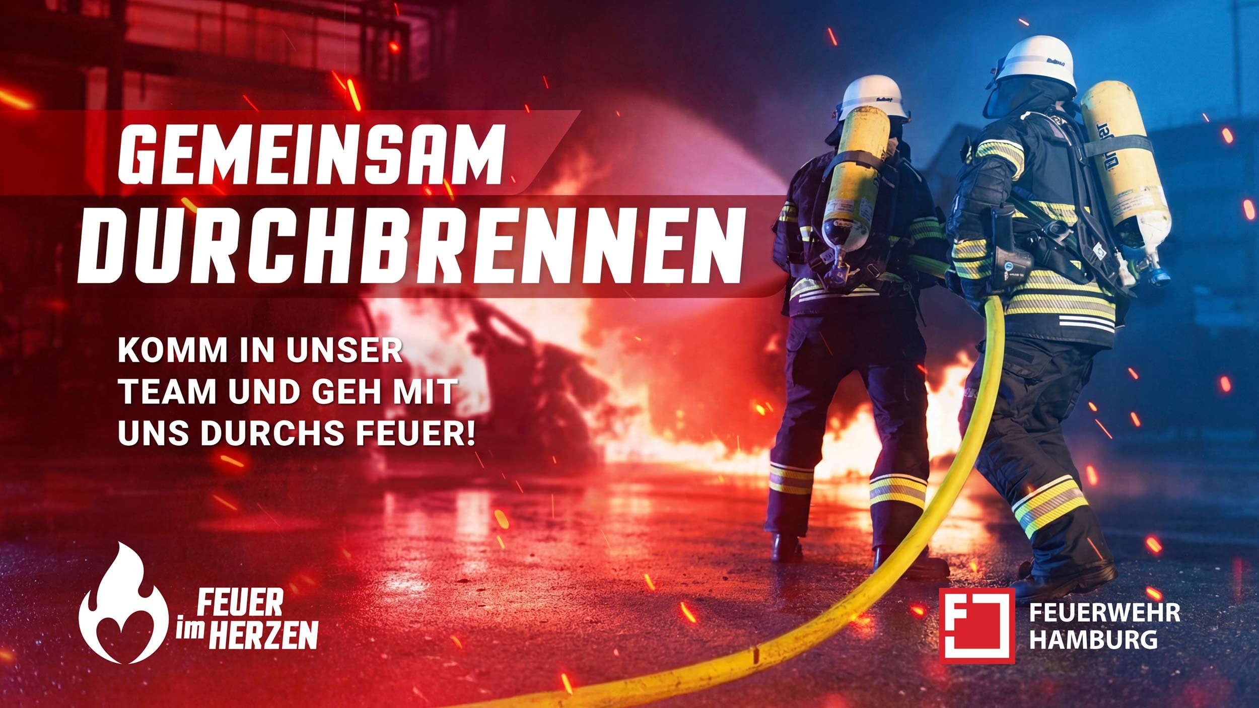 Zwei Feuerwehrleute der Feuerwehr Hamburg bei einem Löscheinsatz vor einem Brand mit Flammen und Feuerwehrschlauch.