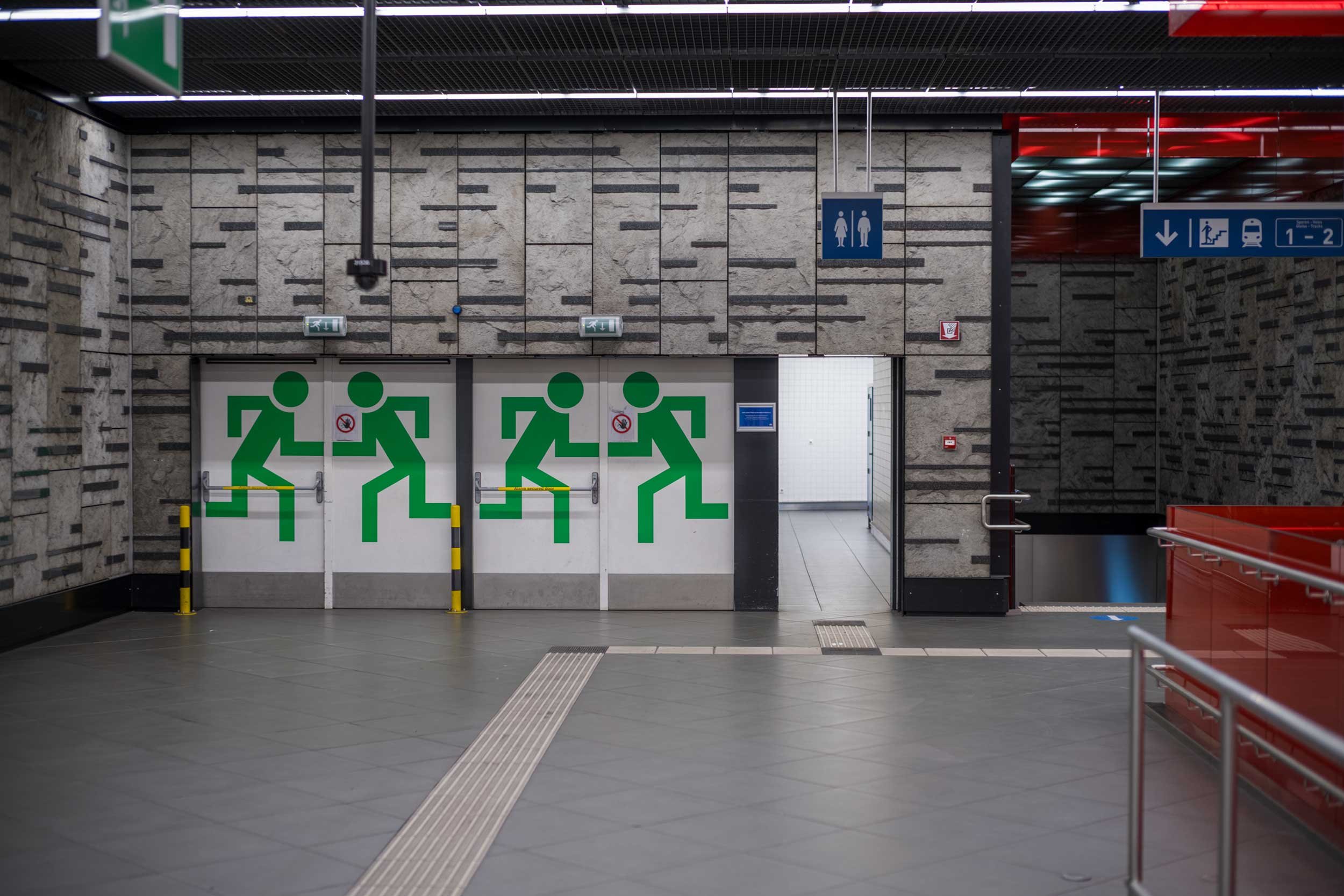 Doppeltueren mit gruener notausgangskennzeichnung in einer u bahnstation in bruessel