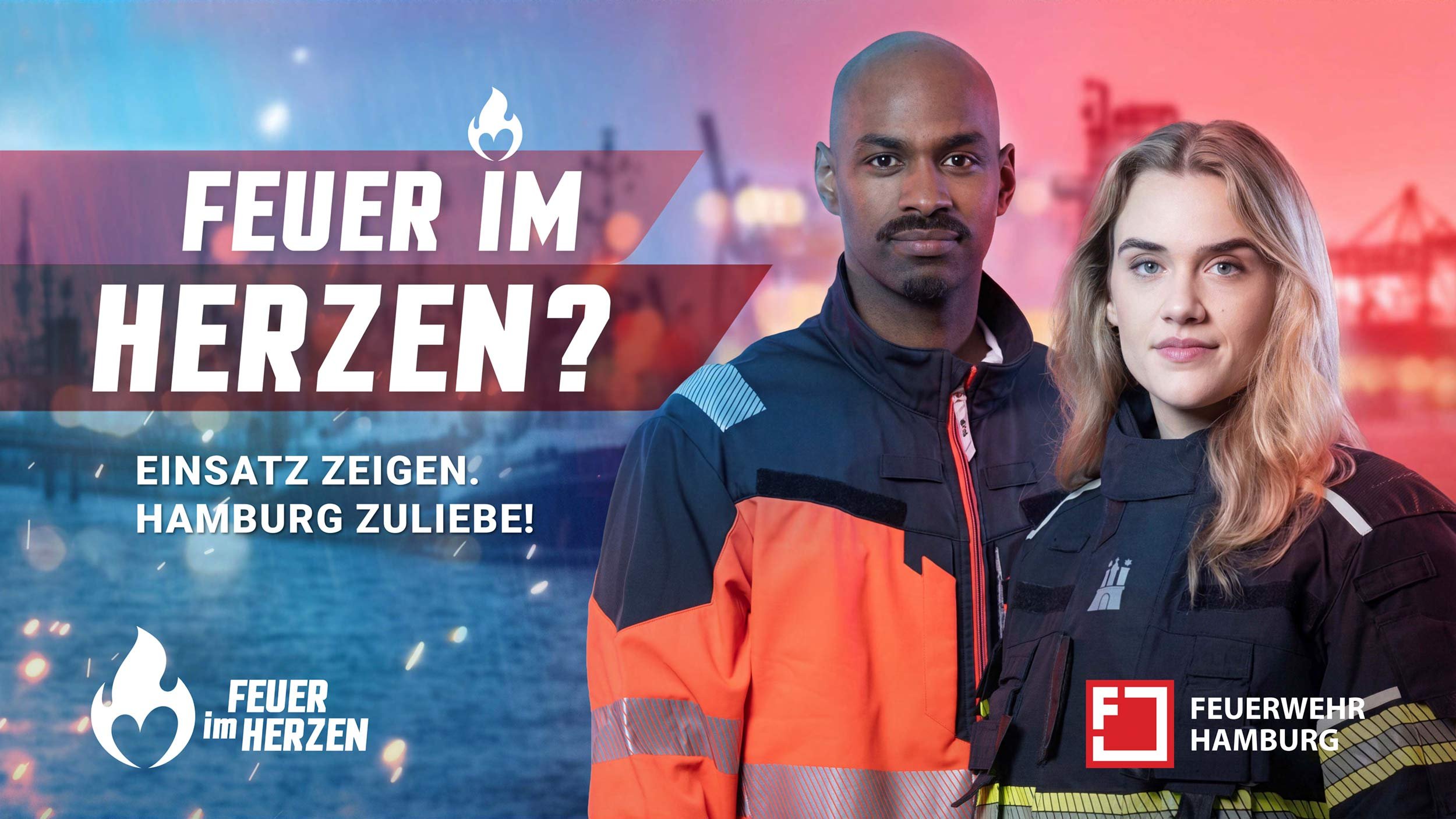 Zwei Auszubildende der Feuerwehr Hamburg in Dienstkleidung vor unscharfem Hintergrund mit Hamburger Hafenmotiv.