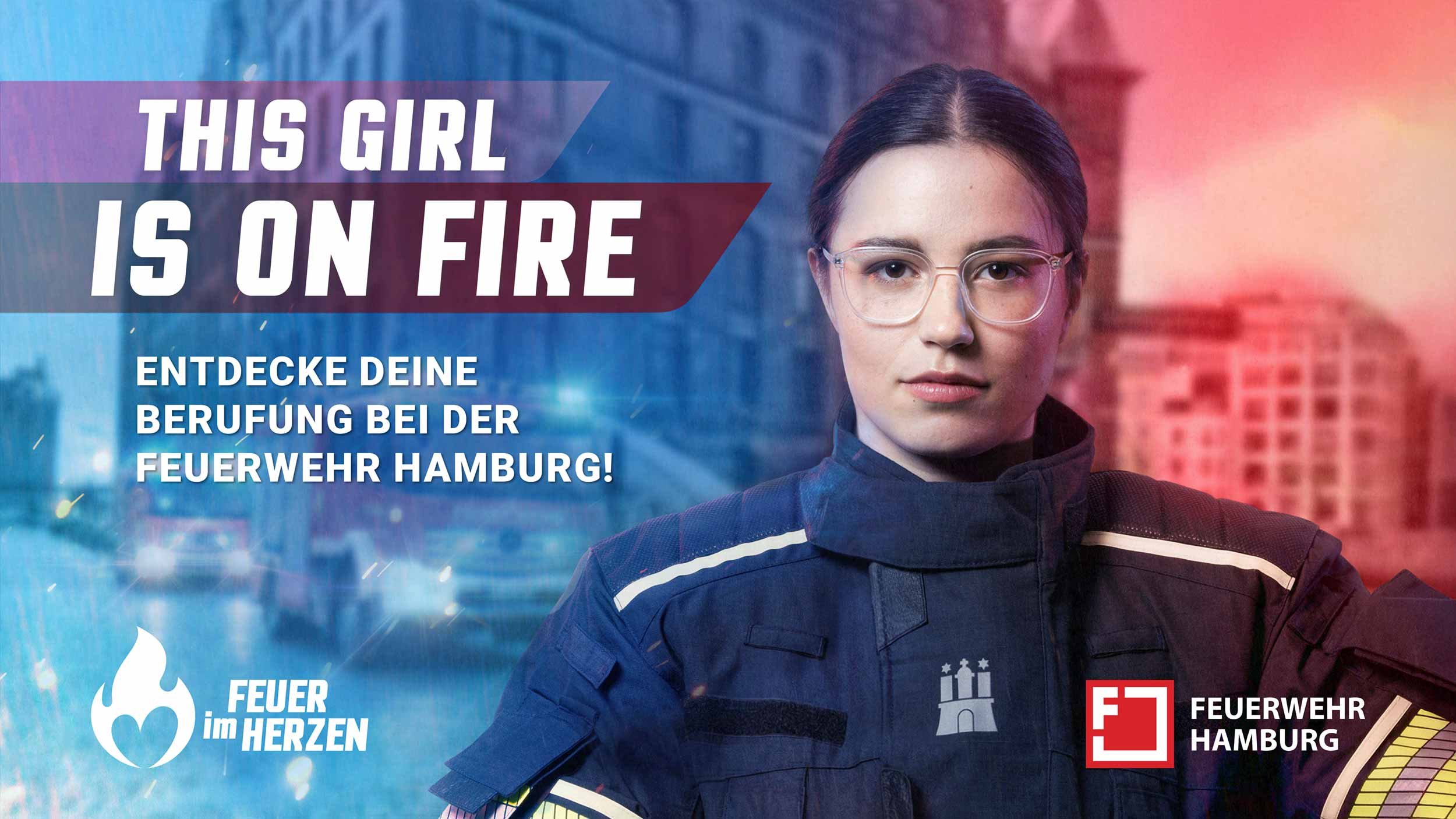 Porträt einer Feuerwehrfrau der Feuerwehr Hamburg in Einsatzkleidung mit Schutzbrille.
