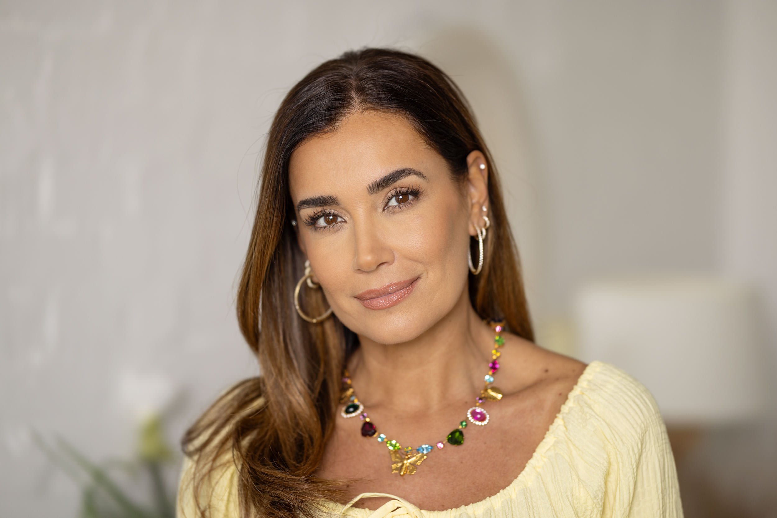 Beauty Portrait von Jana Ina mit gelber Bluse und farbiger Halskette