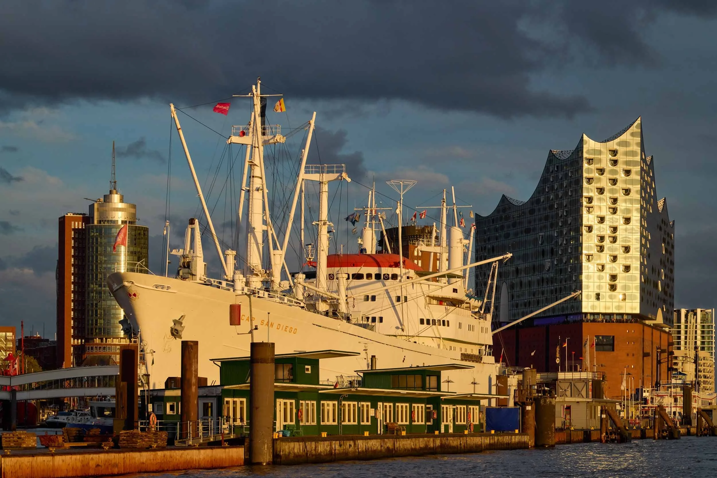 Museumsschiff Cap San Diego vor der Elbphilharmonie im Hamburger Hafen