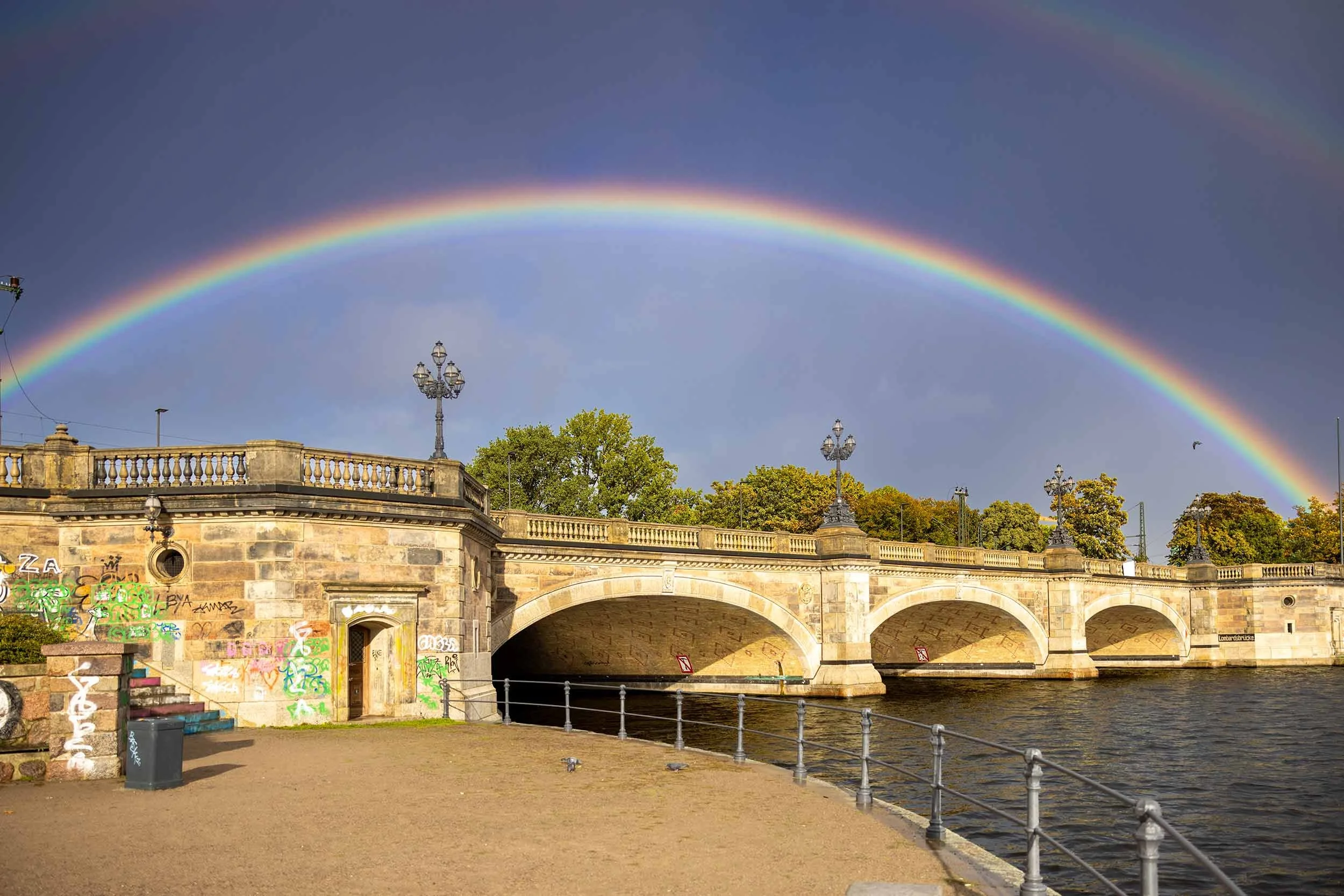 Großer Regenbogen über der Lombardsbrücke an der Hamburger Alster, fotografiert als Teil der Fotoserie „Alster Paradise“ von David Goltz.
