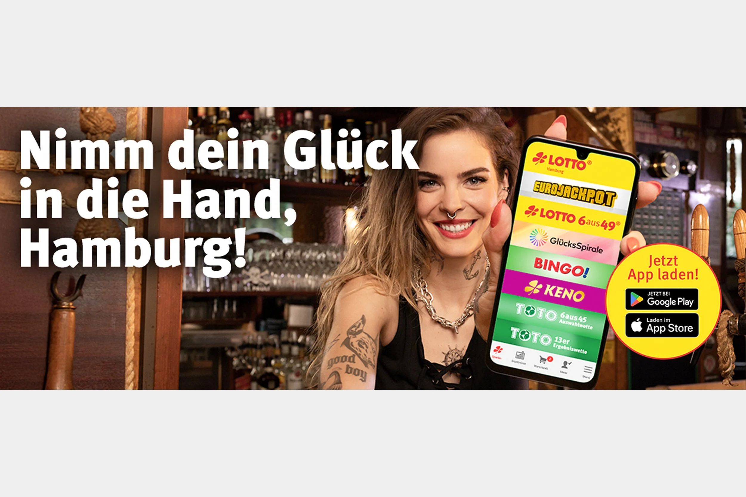 Kampagnenfoto der LOTTO Hamburg App: Frau in Bar präsentiert Smartphone mit Lotto-Angeboten wie Eurojackpot, Bingo und Keno.