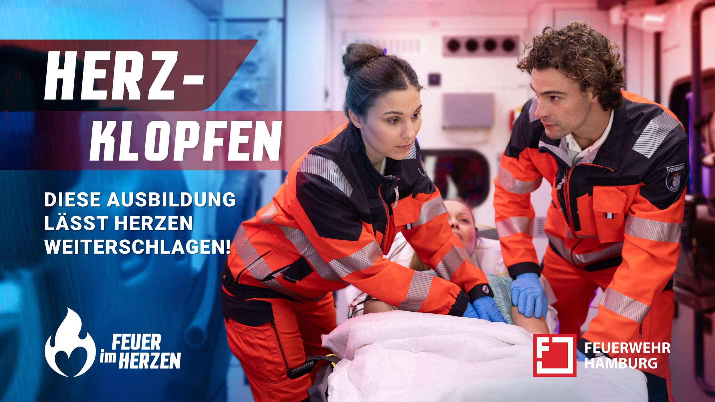 Zwei Mitarbeitende des Rettungsdienstes versorgen eine Patientin im Innenraum eines Rettungswagens.