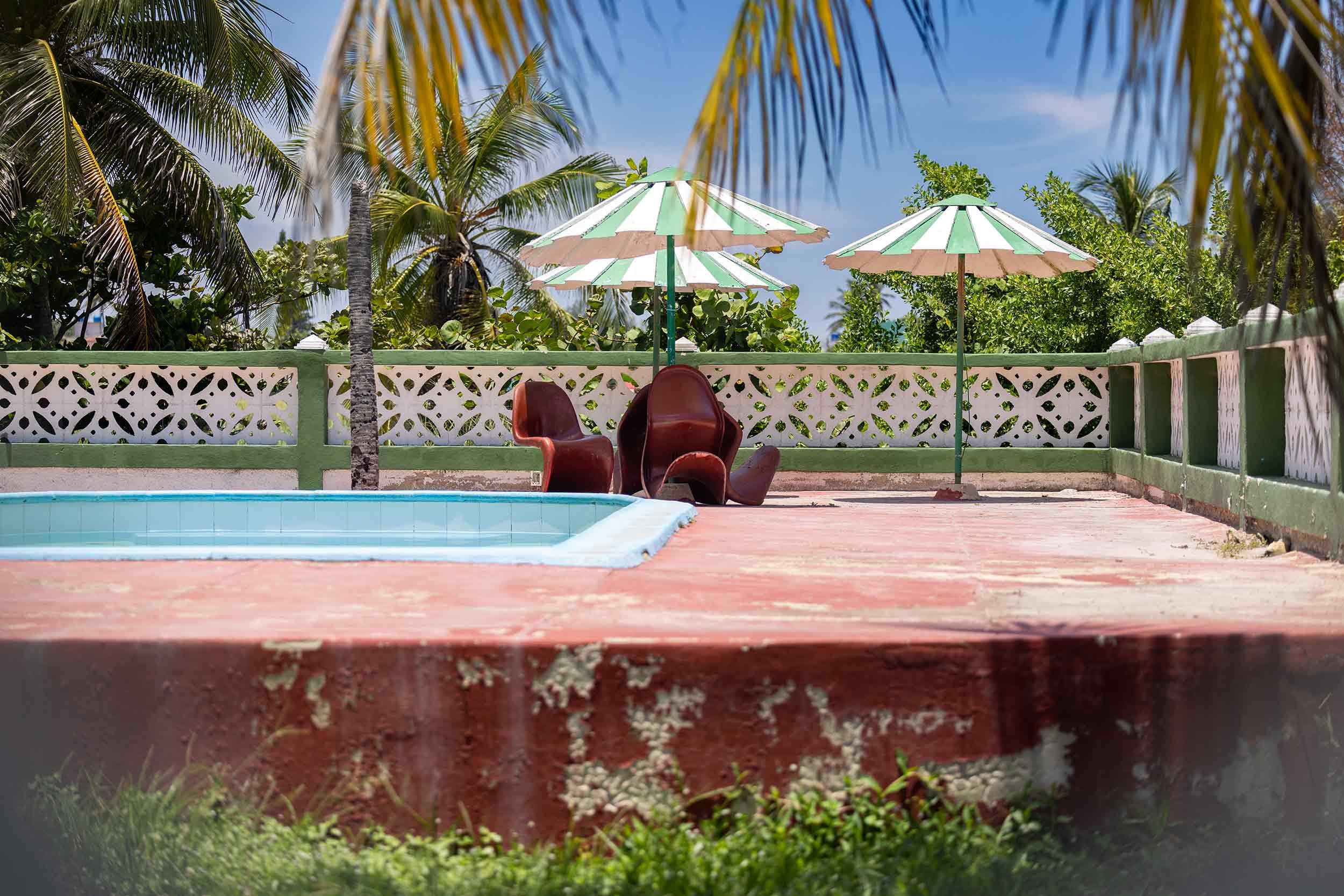 david-goltz-as-things-stand-cuba-2022-pool-sonnenschirme-04.jpg