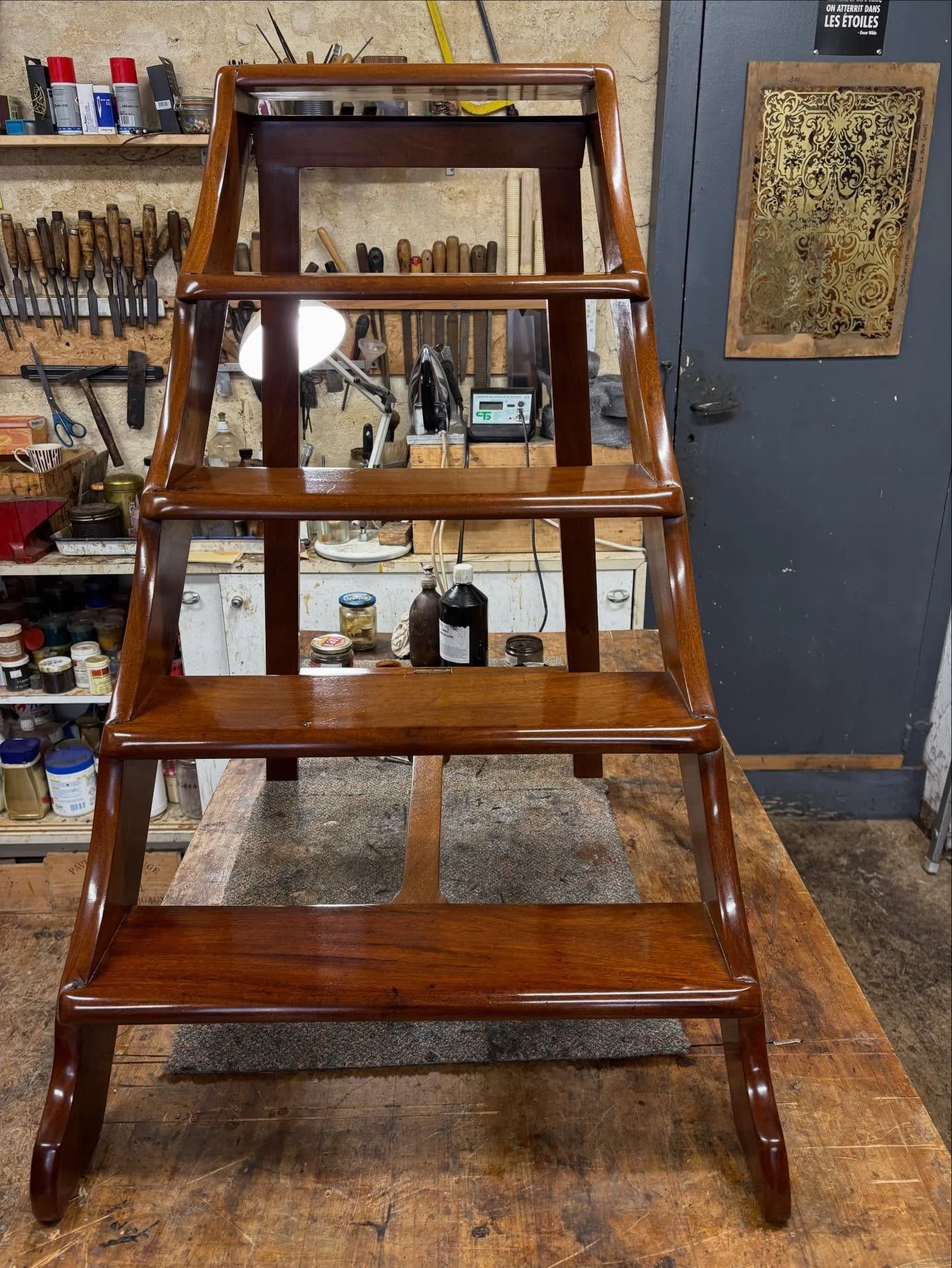 Quand la qualit&eacute; est la &hellip;simple et efficace #ebeniste #acajou #escabeaudebibliotheque #latelierdescr&eacute;ateurs