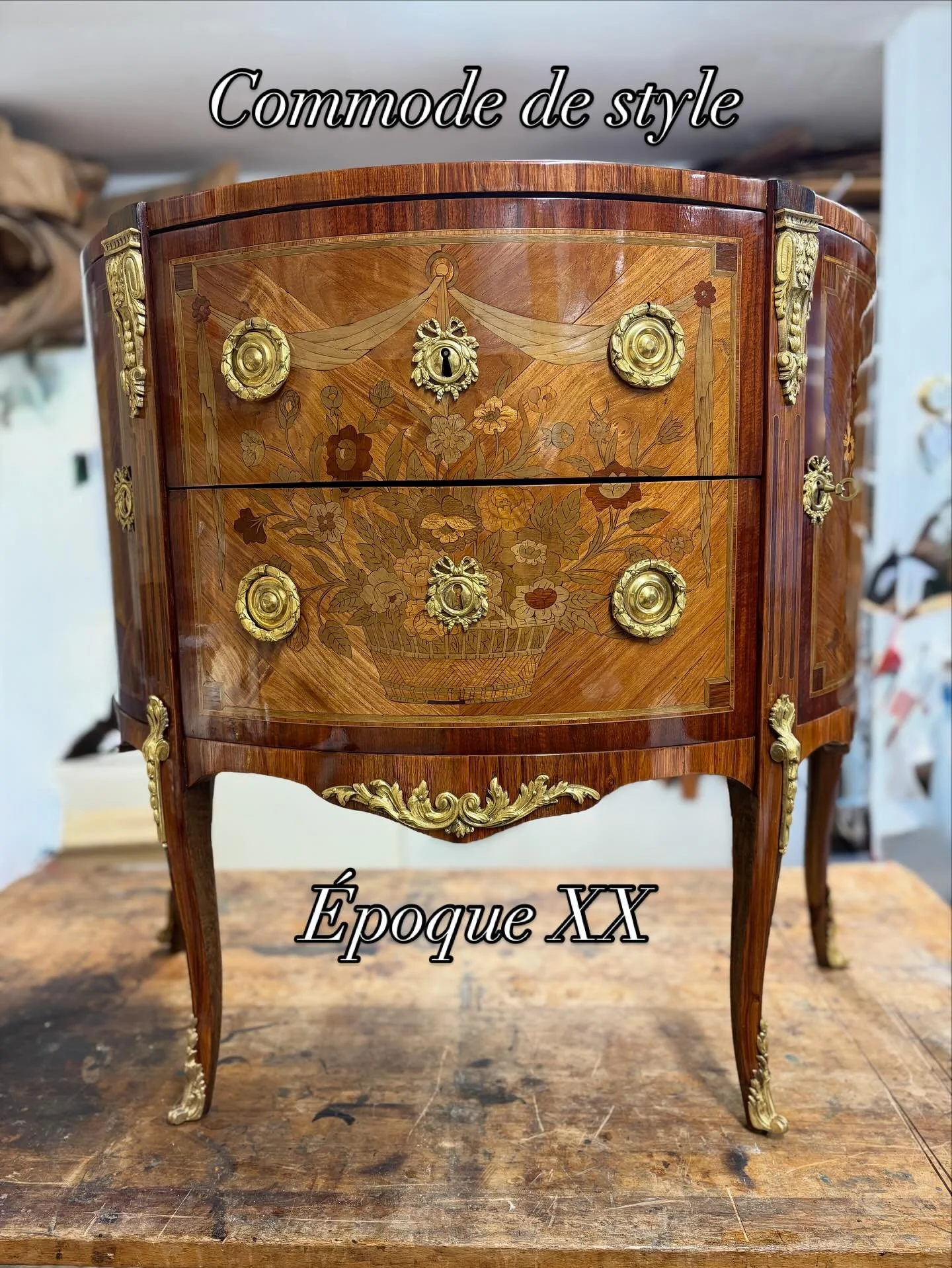 Tr&egrave;s belle copie de style Louis XV#bordeaux #bordeauxmaville🇫🇷 #&eacute;b&eacute;niste #restaurationmeubles #boulle #antiquit&eacute;s #antic #brocante #drouot #sallesdesventes #commissairepriseur #artbordeaux #art #ebenisteartisan #ebeniste