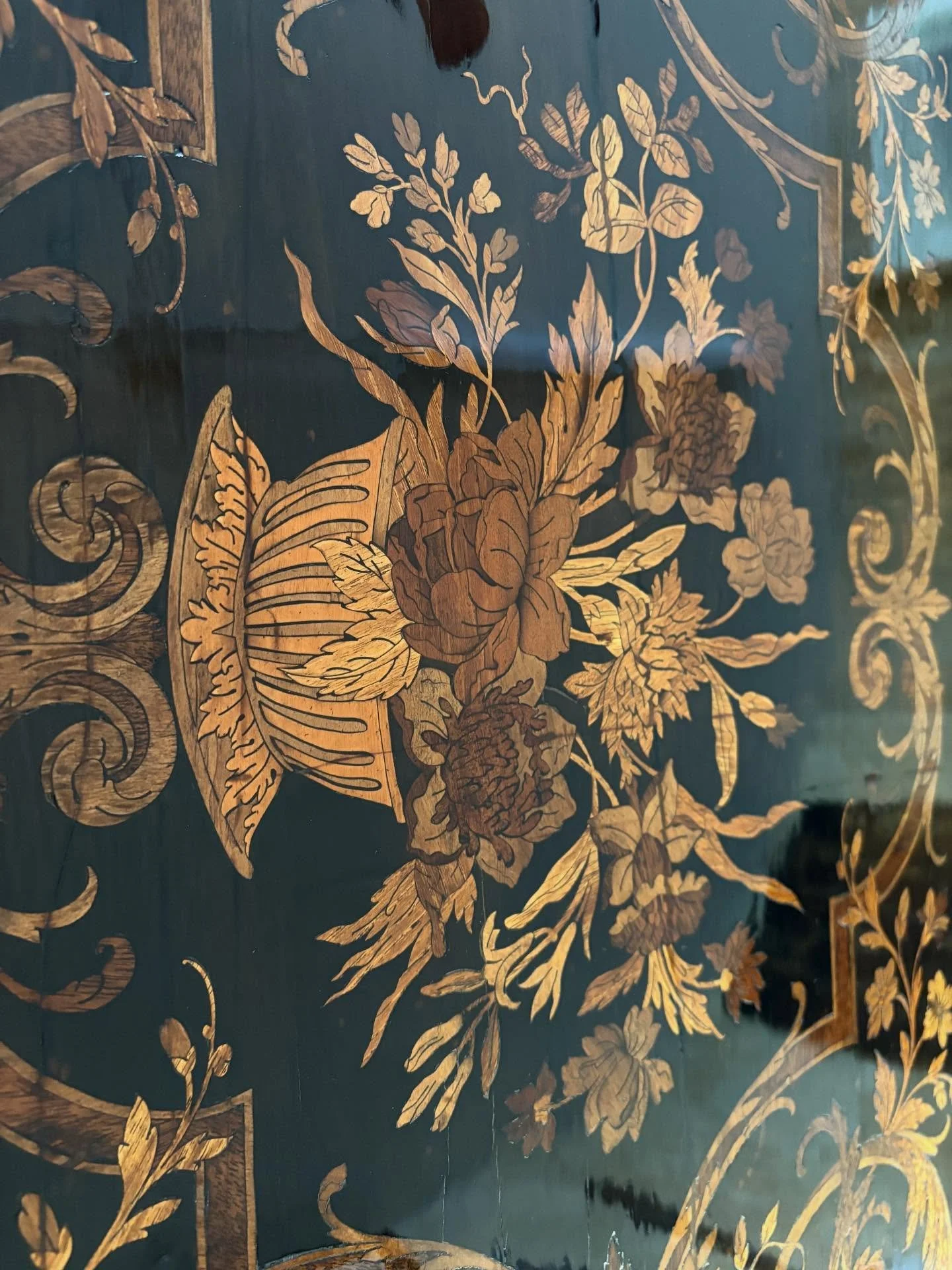 Table de milieu Hollandaise @antiquitebordeaux @ateliergarnier @drouot_paris