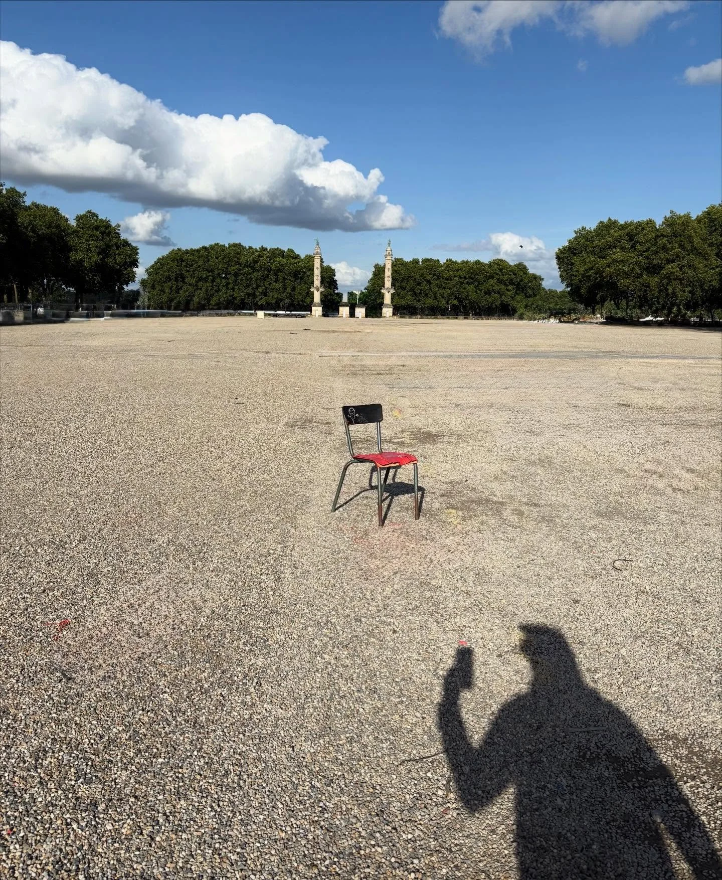 Avis de recherche &hellip;
Une chaise a &eacute;t&eacute; oubli&eacute; par un brocanteur au Quinconces &hellip; #bordeauxmaville #bordeauxmaville🇫🇷 #bordeauxquinconces