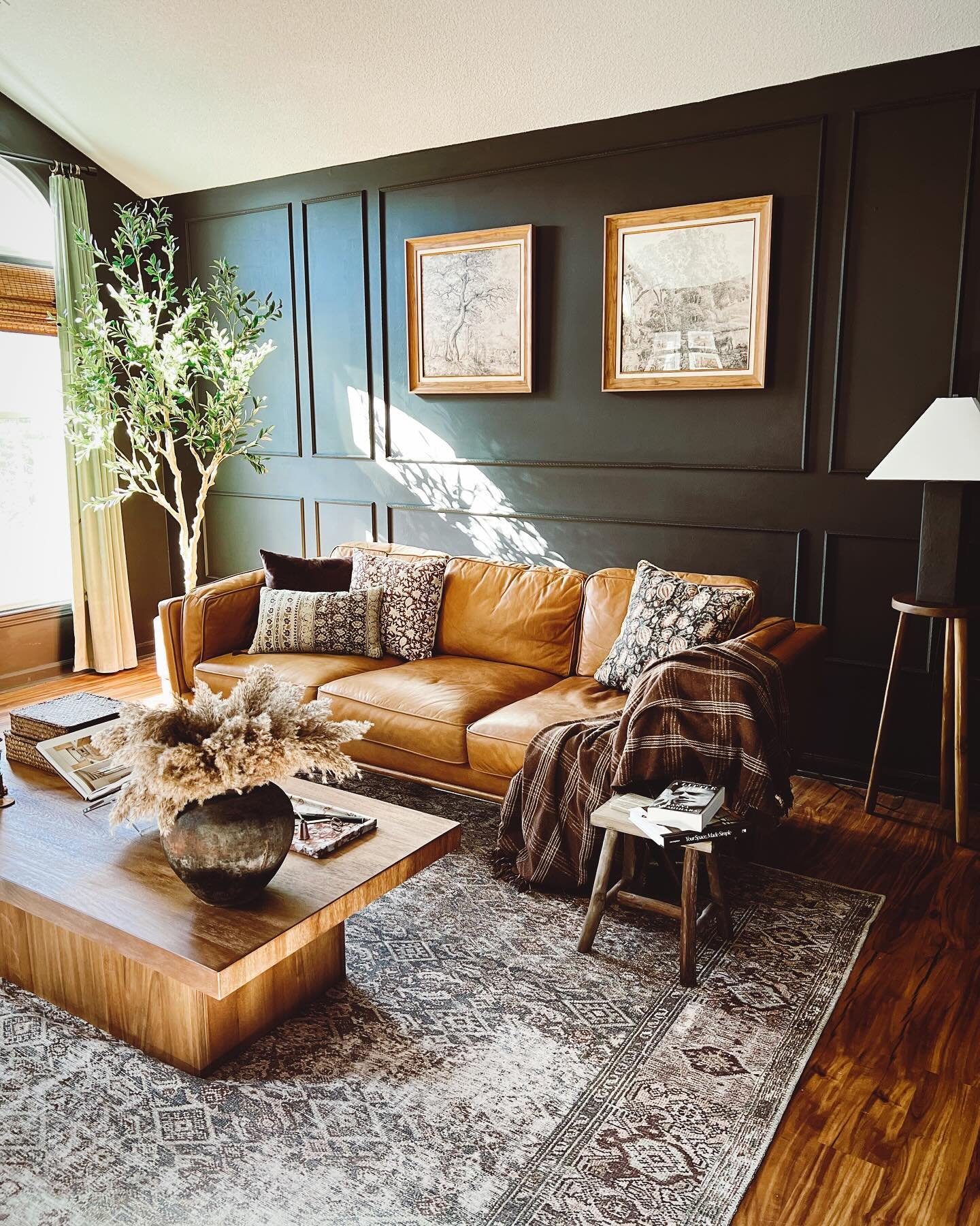 Let&rsquo;s add a little razzle dazzle! The new blog on how to achieve picture frame molding is up on my website💅🏼 check link in bio.

#homedecorideas #interiordecorating #homestyling #homeaccents #warmmodern #homelivingdecor
