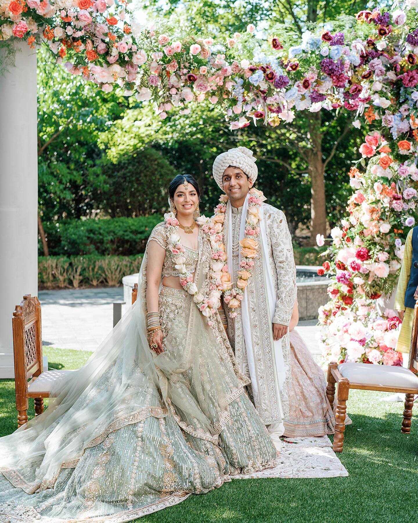 It was truly such a pleasure making the florals for this beautiful couple @anupandit &amp; Shivam. Inspite of all the challenges, the final products were beautiful.
Planner - @desaidesigns 
Decor- @myardecor 
Photography- @rachel.jpeg_ 
Videography- 