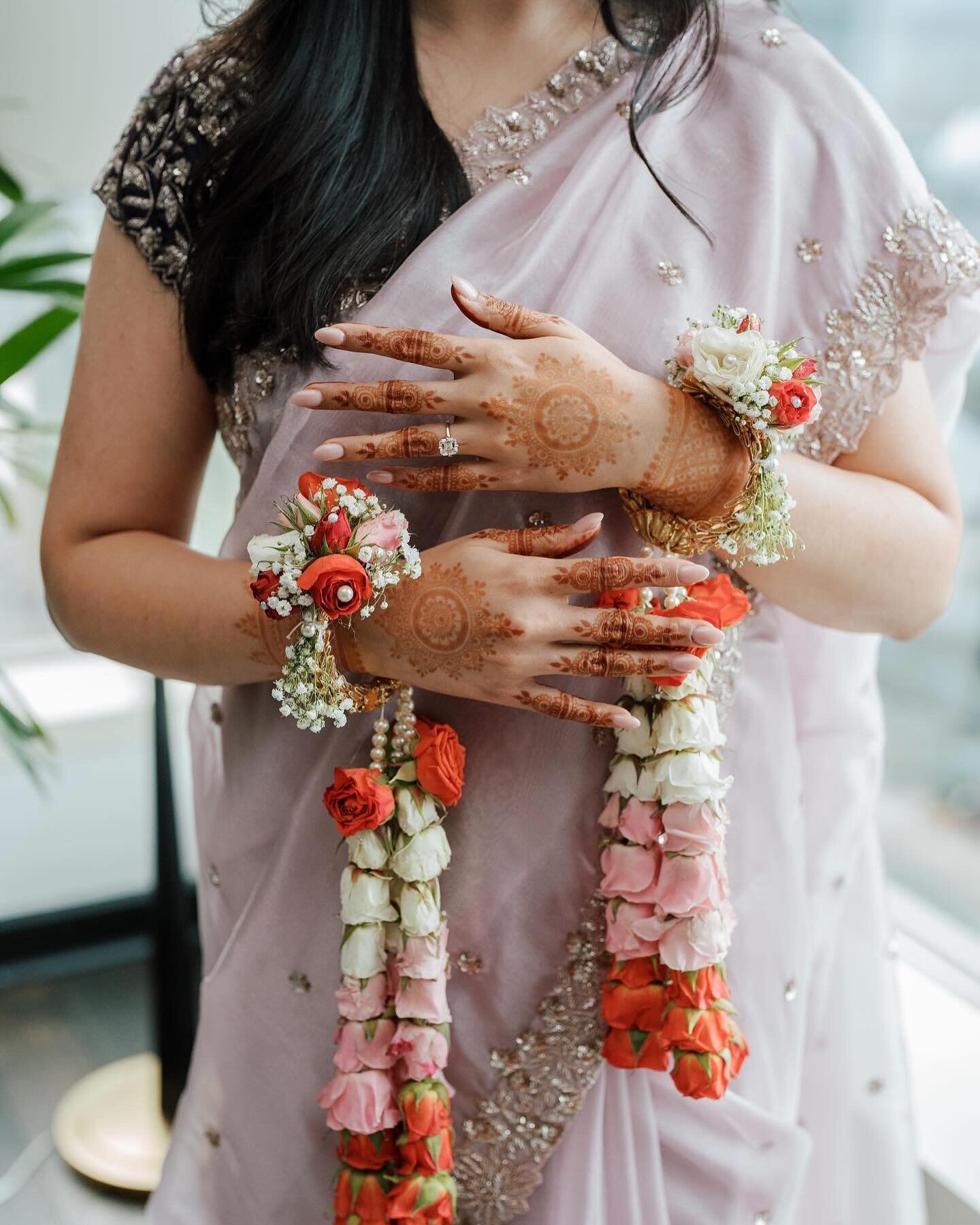 Fresh flower kaleeras for a beautiful bride , inside out . @anupandit , it was truly a pleasure creating every piece for u 
Planner - @desaidesigns 
Decor- @myardecor 
Photography- @rachel.jpeg_ 
Videography- @jamie_howell_photography 
Henna - @atlan