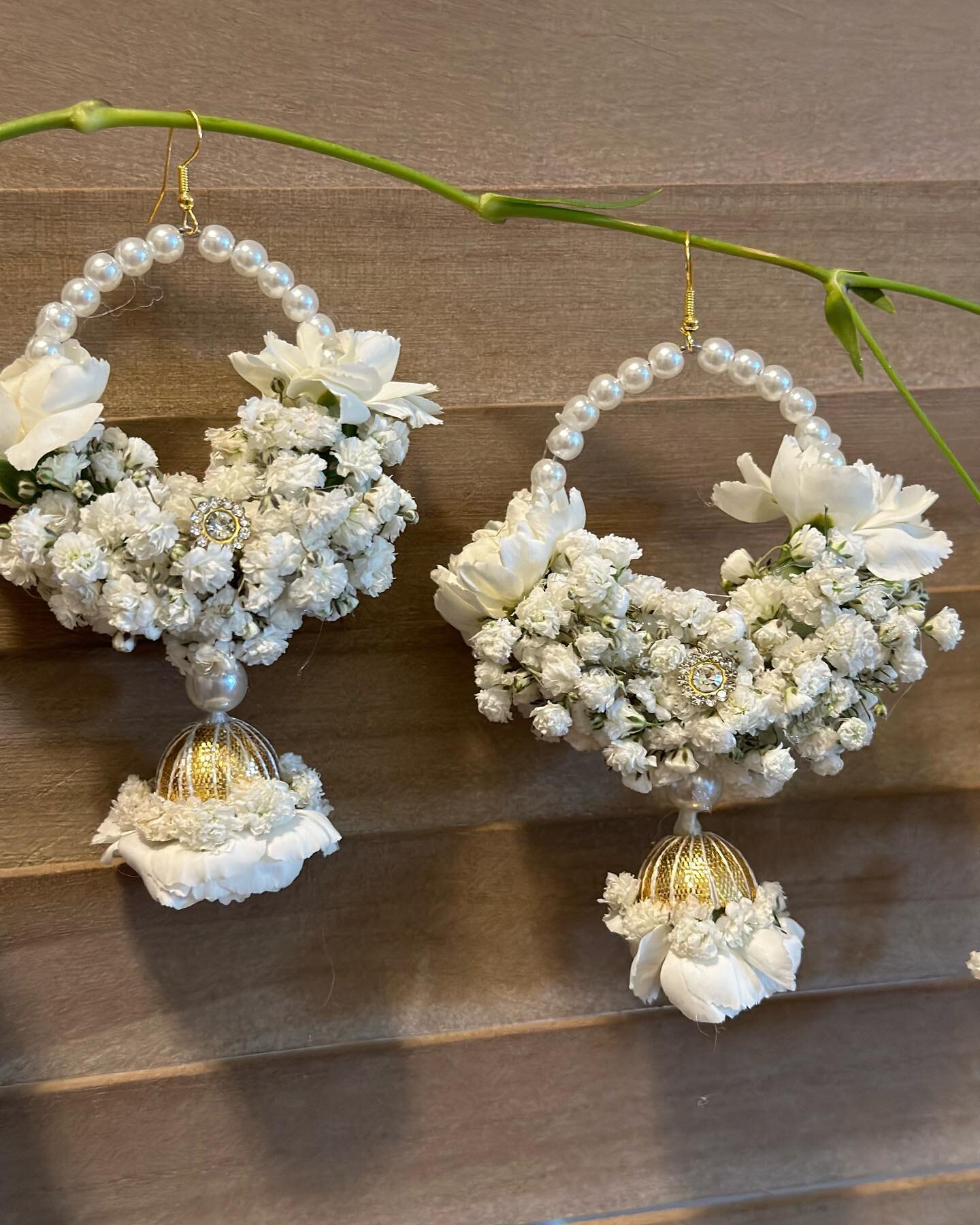 Love how this fresh flower jewelry turned out for the beautiful bride @amu_bunny . 
Mua - @dolledupbylulu 
Henna - @hennabytulsi 
Photography- @brandonandrewsphotography 
#freshflowerjewelry #mehendijewelry #jhumkis #atlantaflowerjewelry #atlantasout