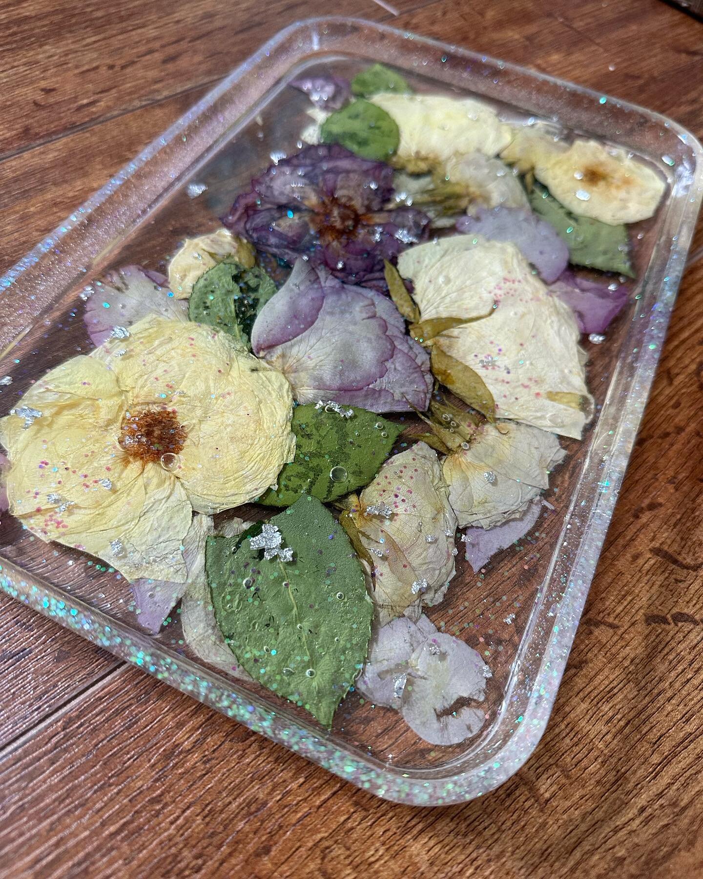 Preserving @trishna_patel04 &lsquo;s wedding bouquet in this resin tray , that she could use regularly. Drying those flowers was a challenge, but  we managed . 
#freshflowerbouquet #resinart #preservebouquets #stringedpetals