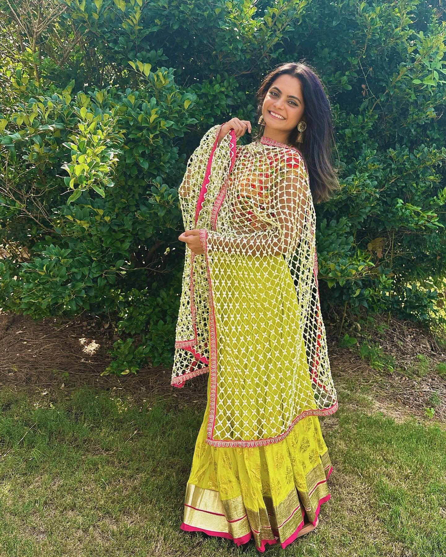 Add a splash of vibrant charm to your haldi or mehendi with our beautiful artificial floral dupatta . Perfect for celebrating in style &amp; soaking up the festive spirit. 
# floraldupatta #atlantafreshflowergarlands #stringedpetals #jasminedupatta #