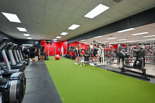Members training on the indoor turf at Bern Fit