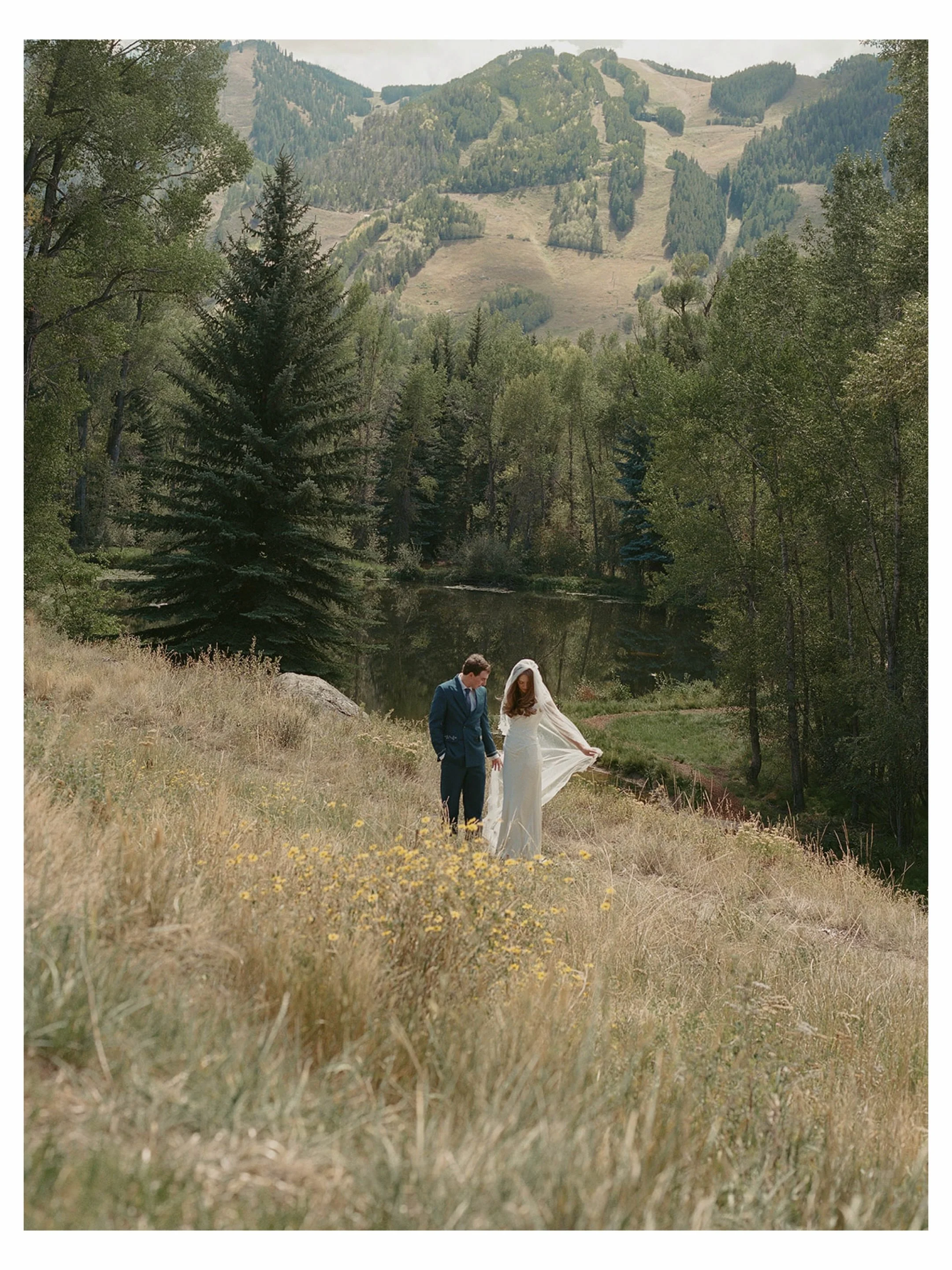 Adored this weekend in Aspen 🤍

with @eventsworthgiving @cheyenneartistry @aspenbranch @field2forkkitchen @hoteljeromeauberge @kickinaspen @alexandragrecco @daniellefrankel @bode @printeryoysterbay @andyhansenfilms @bleekerdigital 

Assisted by @emm
