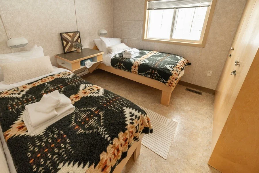 guest-room-wide.Cm-oD0e2_Z7TfDD.jpg