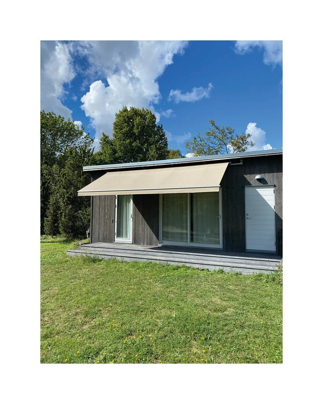 Hestra Markis terassmarkis Ebbe är en perfekt terassmarkis i lite nättare form. Den här monterade vi tidigare i veckan och den svalkade med skugga direkt - härligt ☀️🌤️
Kulör: @sandatex.se 407/52
Markis: @hestramarkis