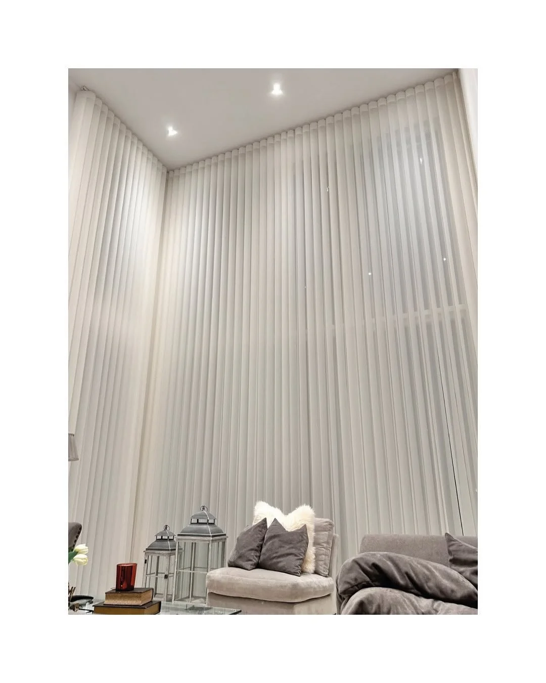 Här har vi den! En parning mellan en vanlig gardin och en lamellgardin - fungerar som en lamellgardin men känns som en vanlig gardin ☺️ Finns (typ) ingen höjdbegränsning och som ni ser på bilden ovan så blir det vä