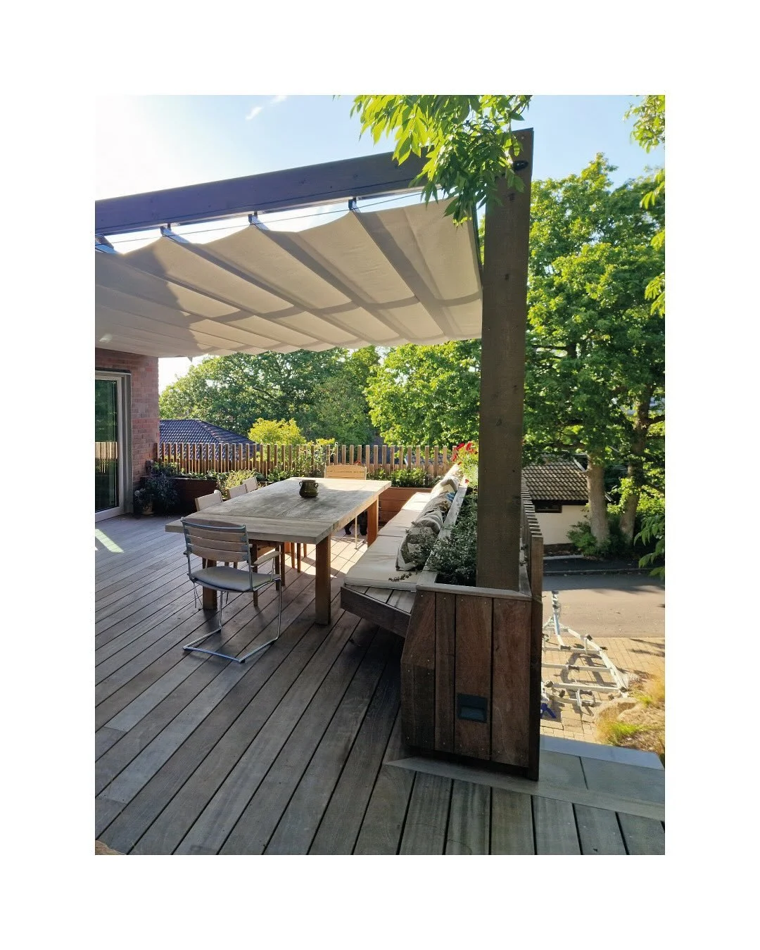 Pergolasegel är en toppenprodukt när det finns en befintlig pergola ☀️🌳
Den är 100% vattentät, lätt att öppna och stänga, givetvis helt måttanpassad och finns i flera olika kulörer. Både snyggt och