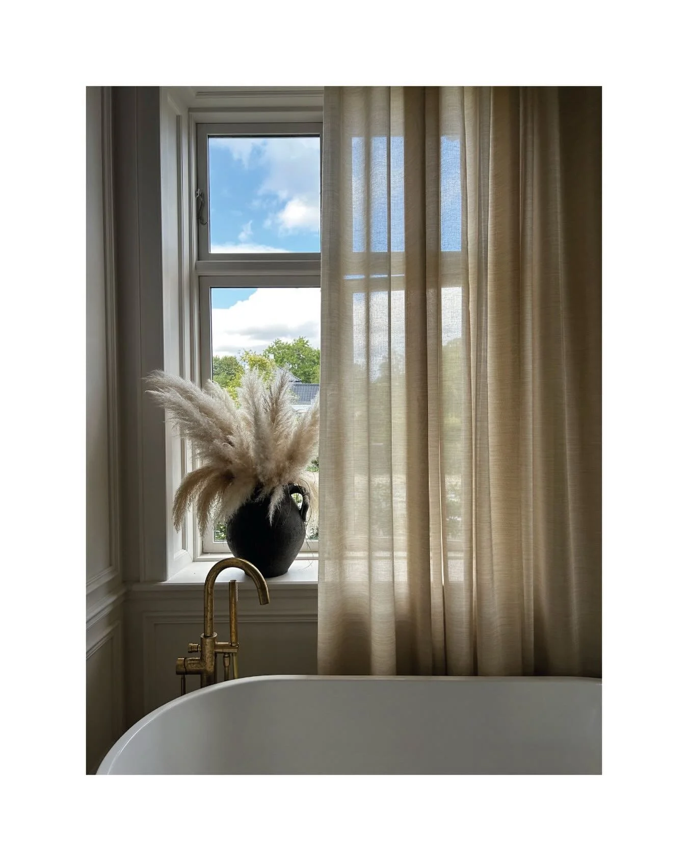 En gardin kan p&aring; ett l&auml;tt s&auml;tt mjuka upp ett badrum ☁️

Vi har b&aring;de skenor och gardiner i fukts&auml;kra material, vill du ha hj&auml;lp med m&auml;tning och montering finns vi h&auml;r 🙋&zwj;♀️

📷 @pagunettese